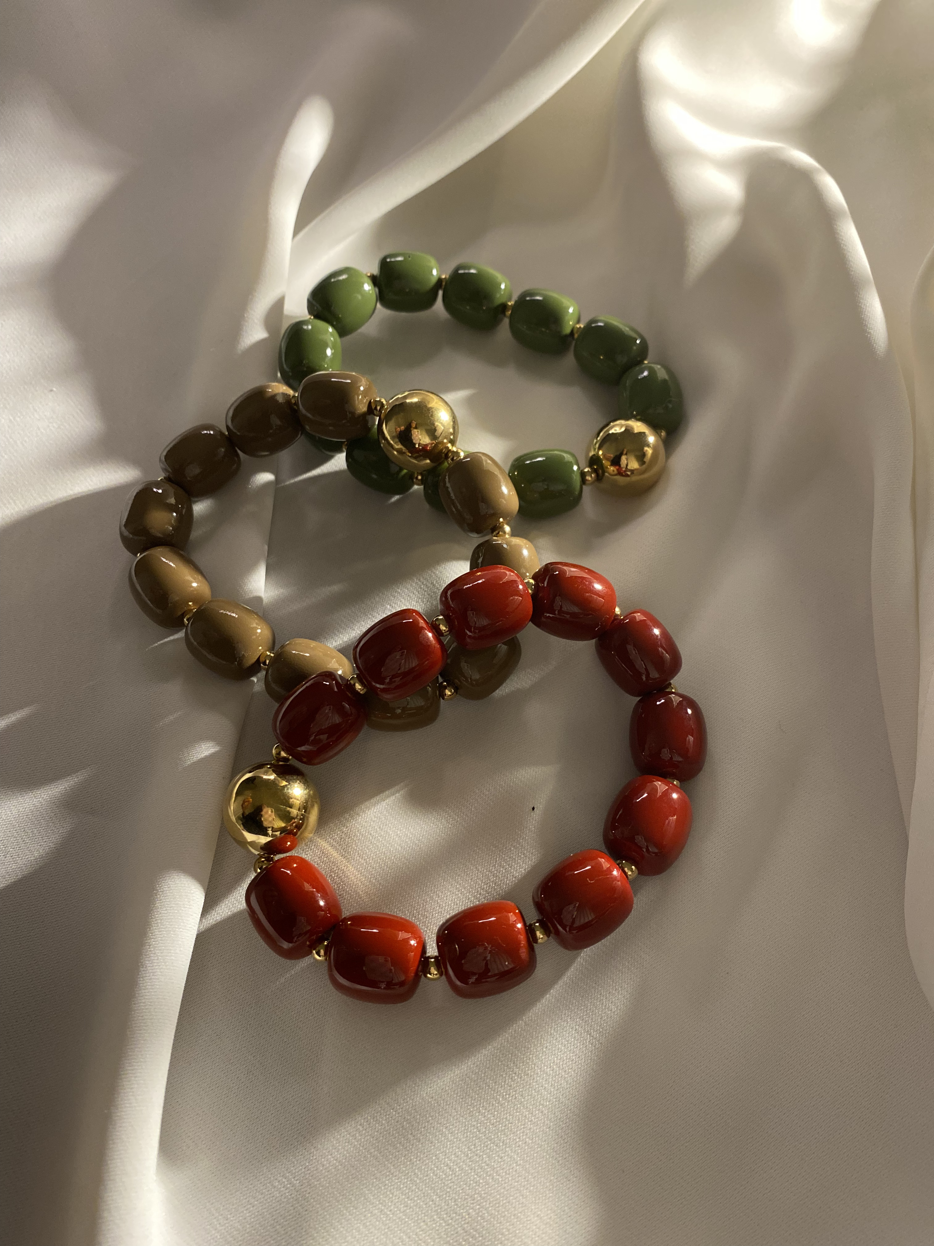 Pulseiras de pedras coloridas