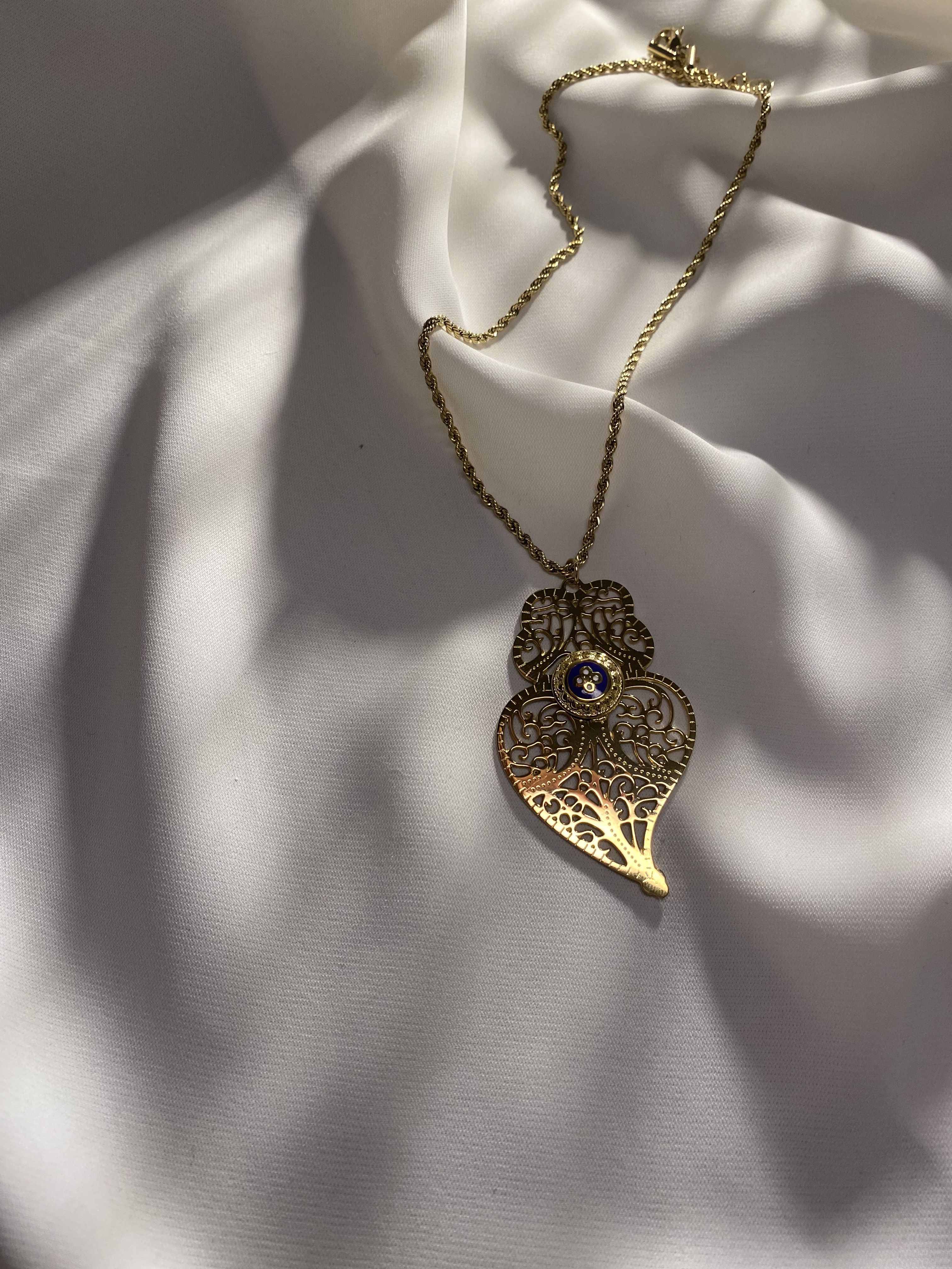 Colar de coração dourado