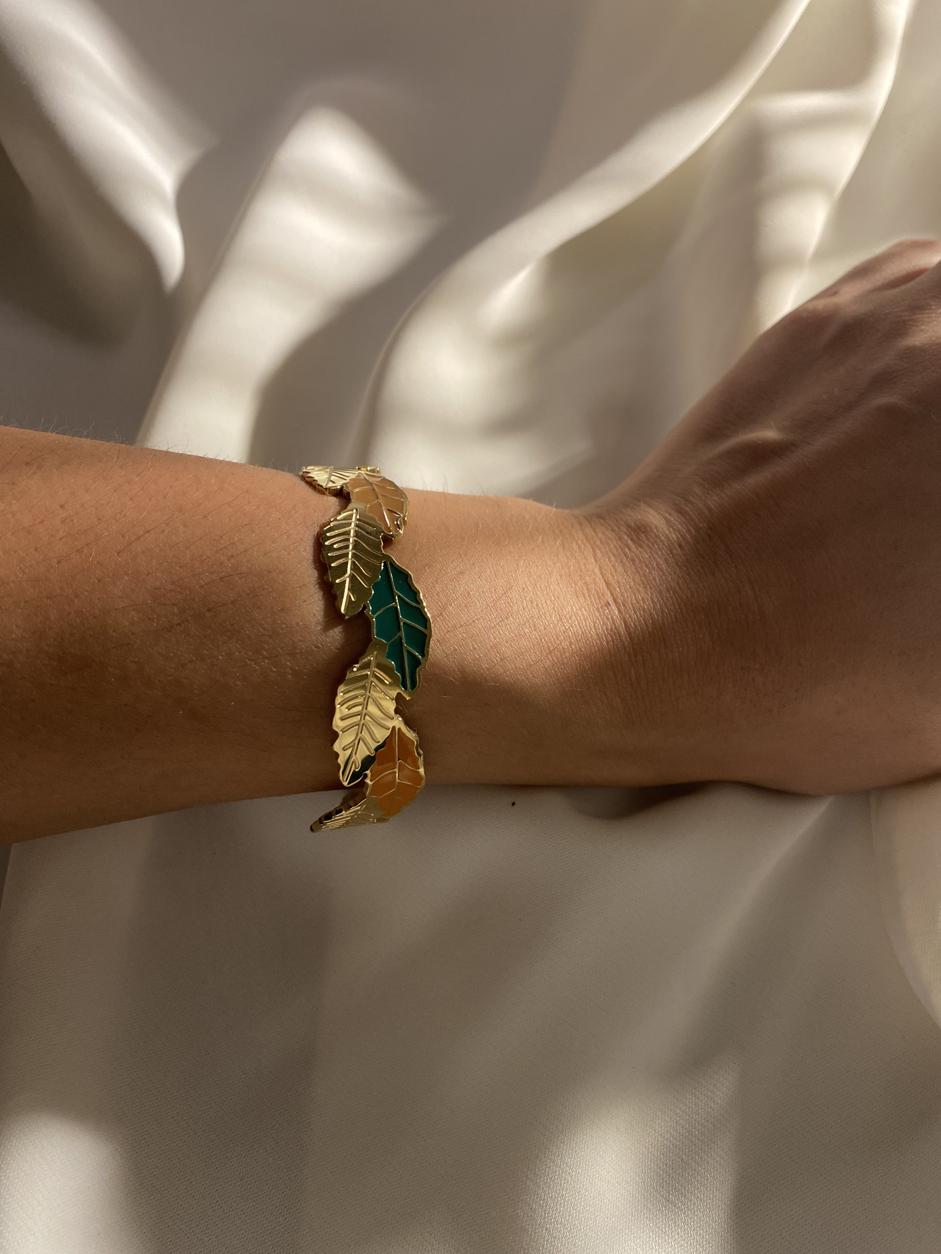 Pulseira folhas douradas