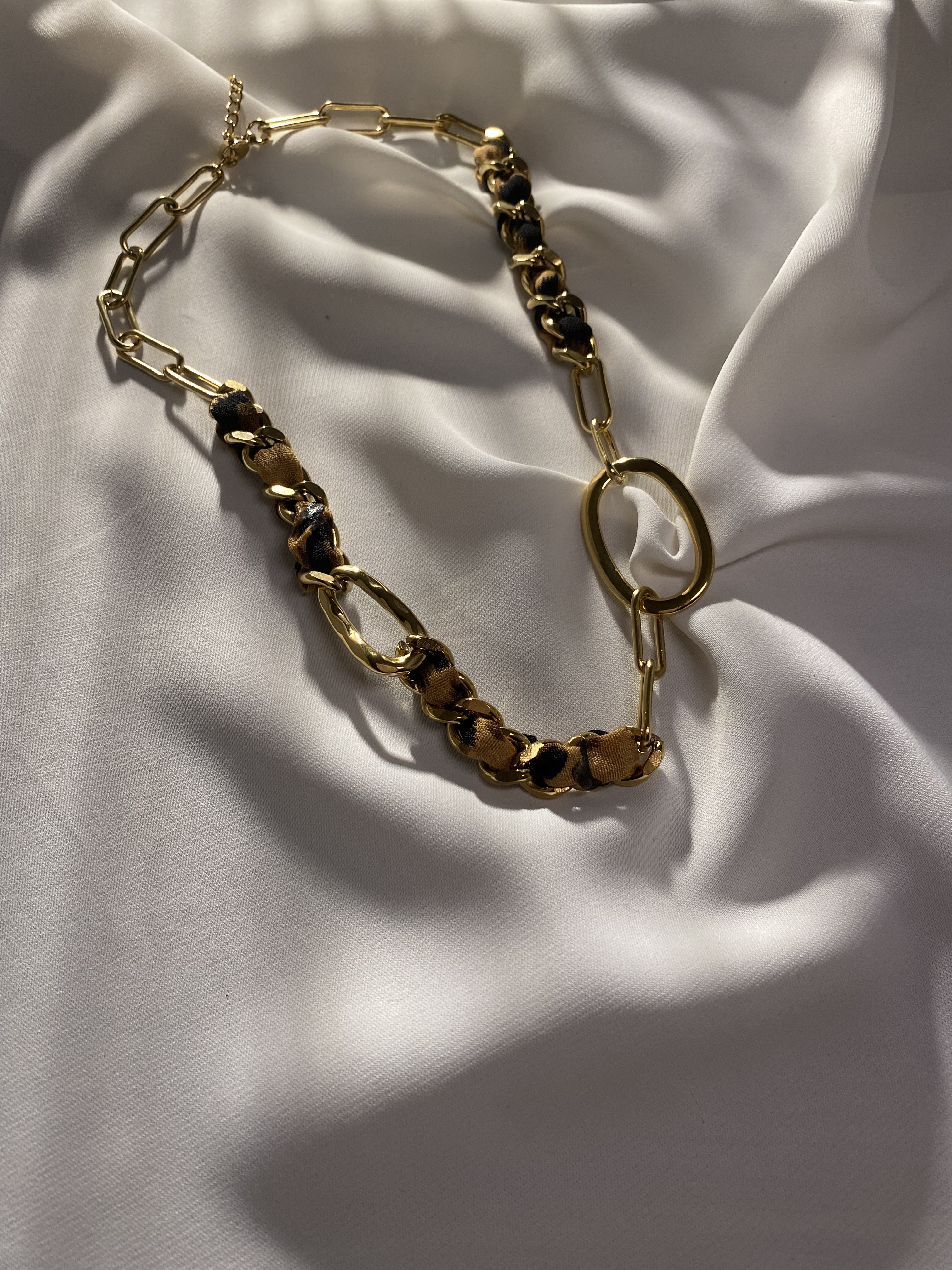 Colar dourado contemporâneo