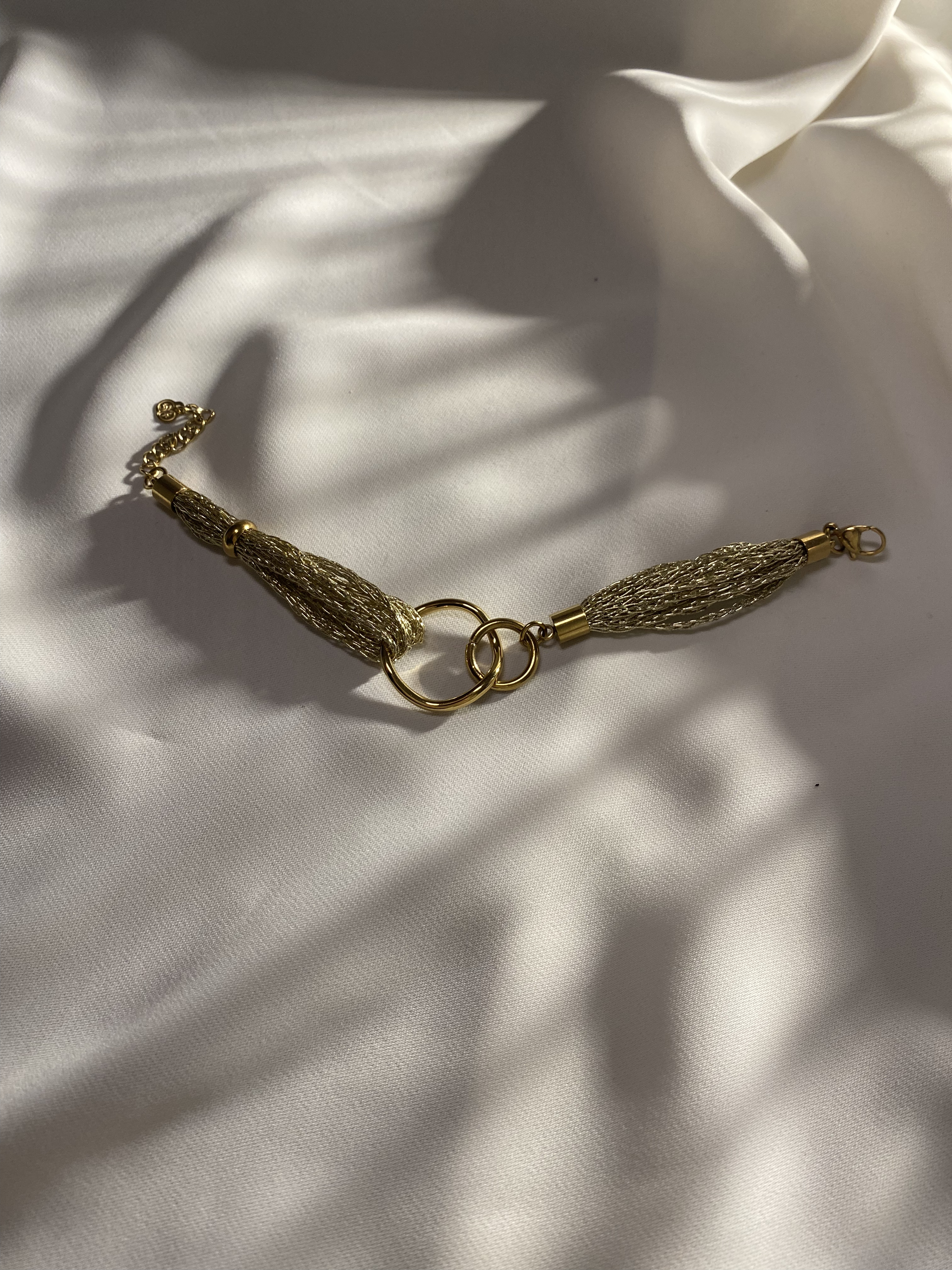 Pulseira dourada elegante