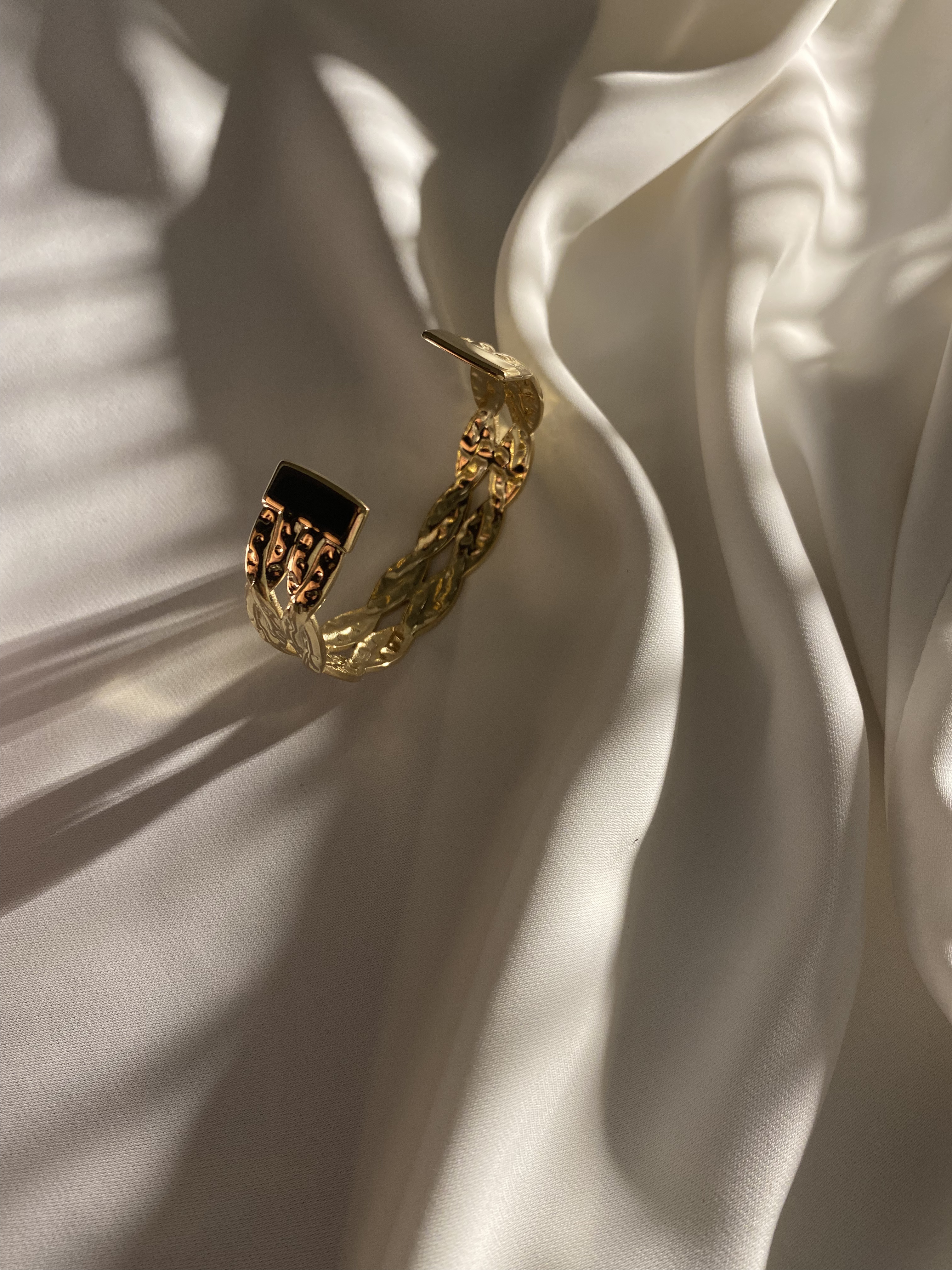 Pulseira dourada trançada