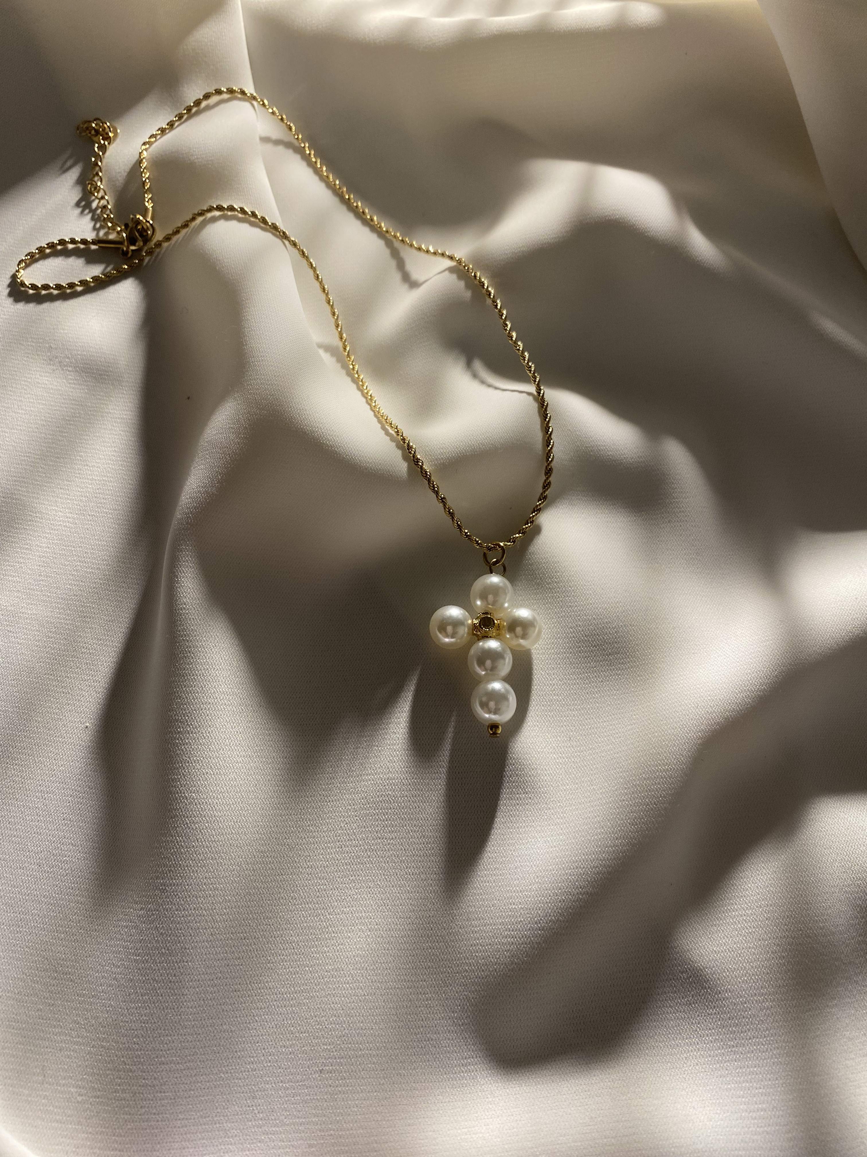 Colar com pingente de pérolas