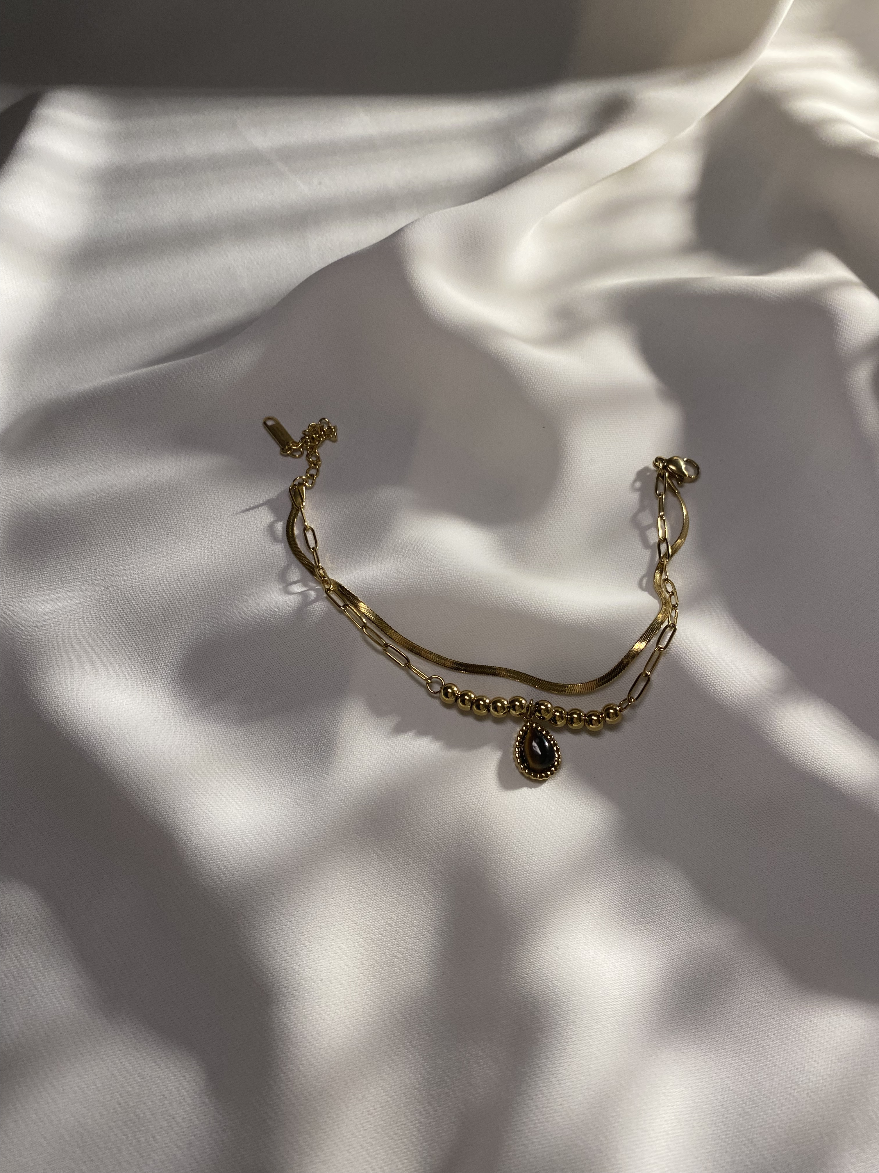 Pulseira dourada com pingente