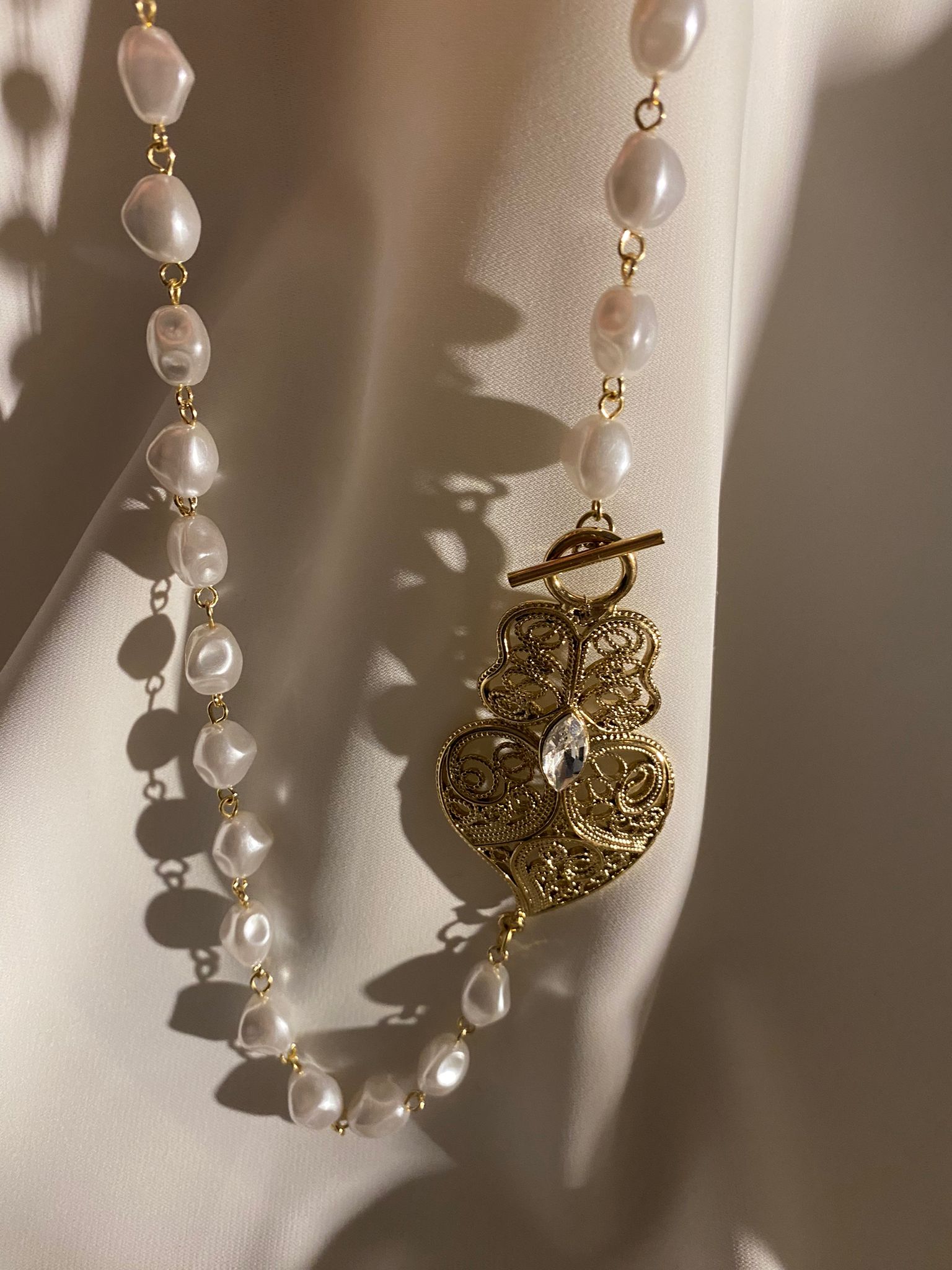 Colar de Pérolas e Filigrana Dourada