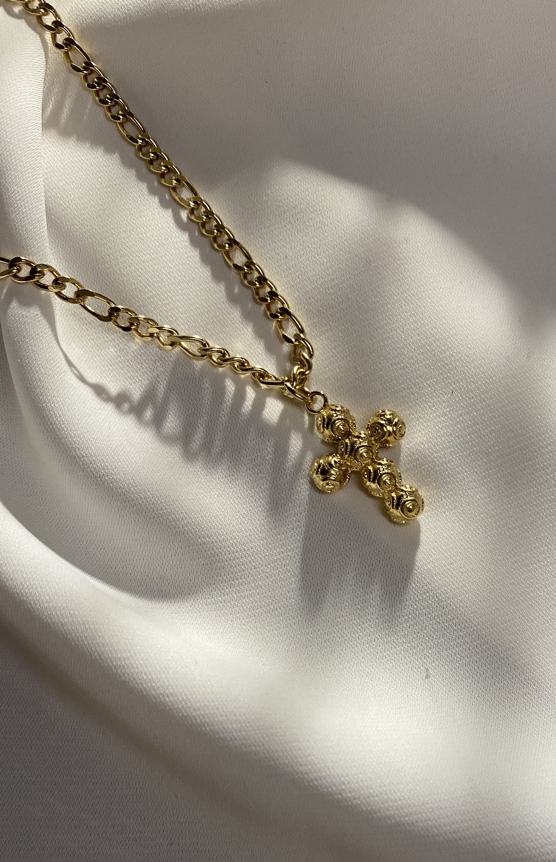 Colar de corrente dourada com pingente cruz