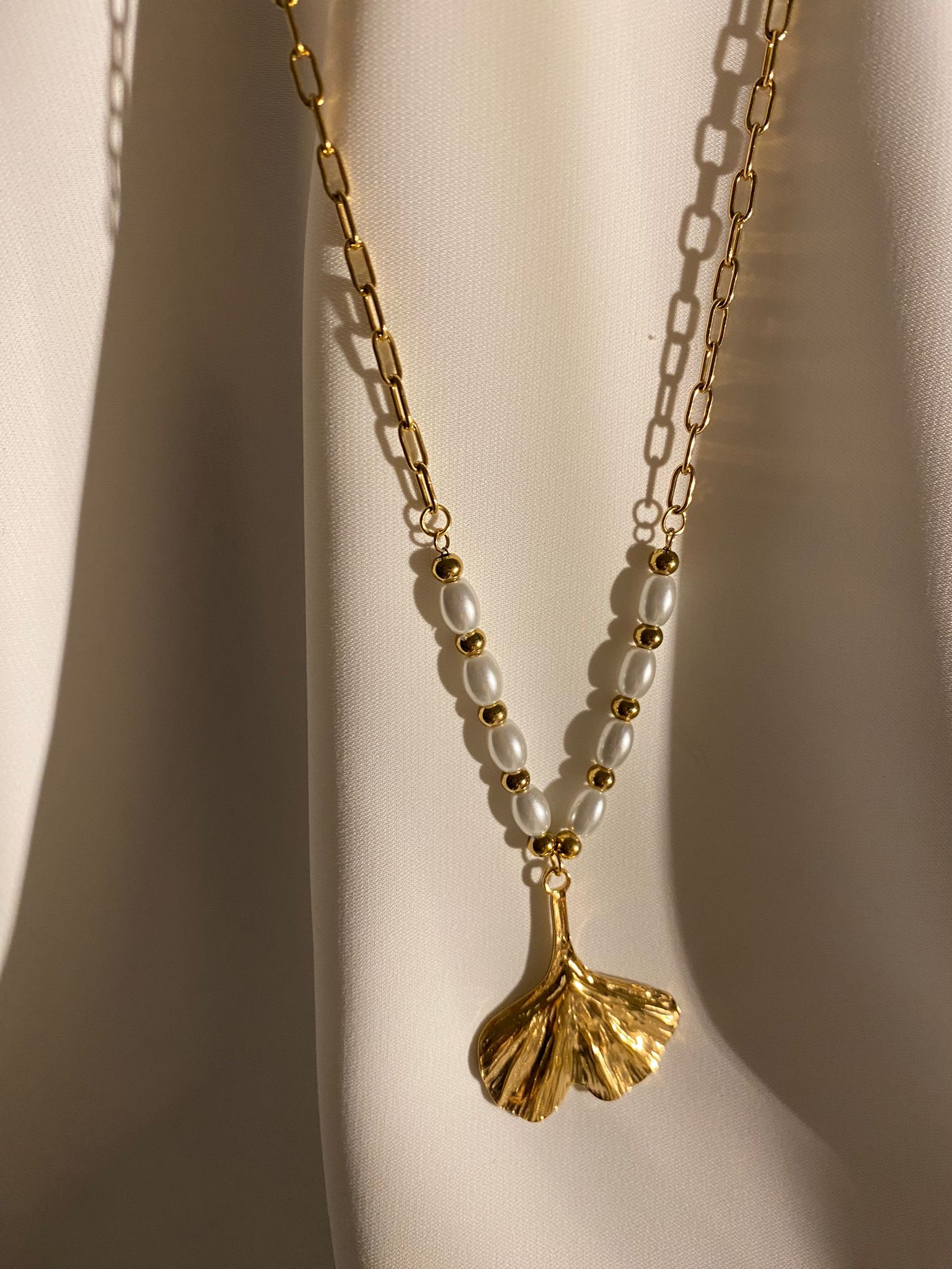 Colar folha dourada com pérolas