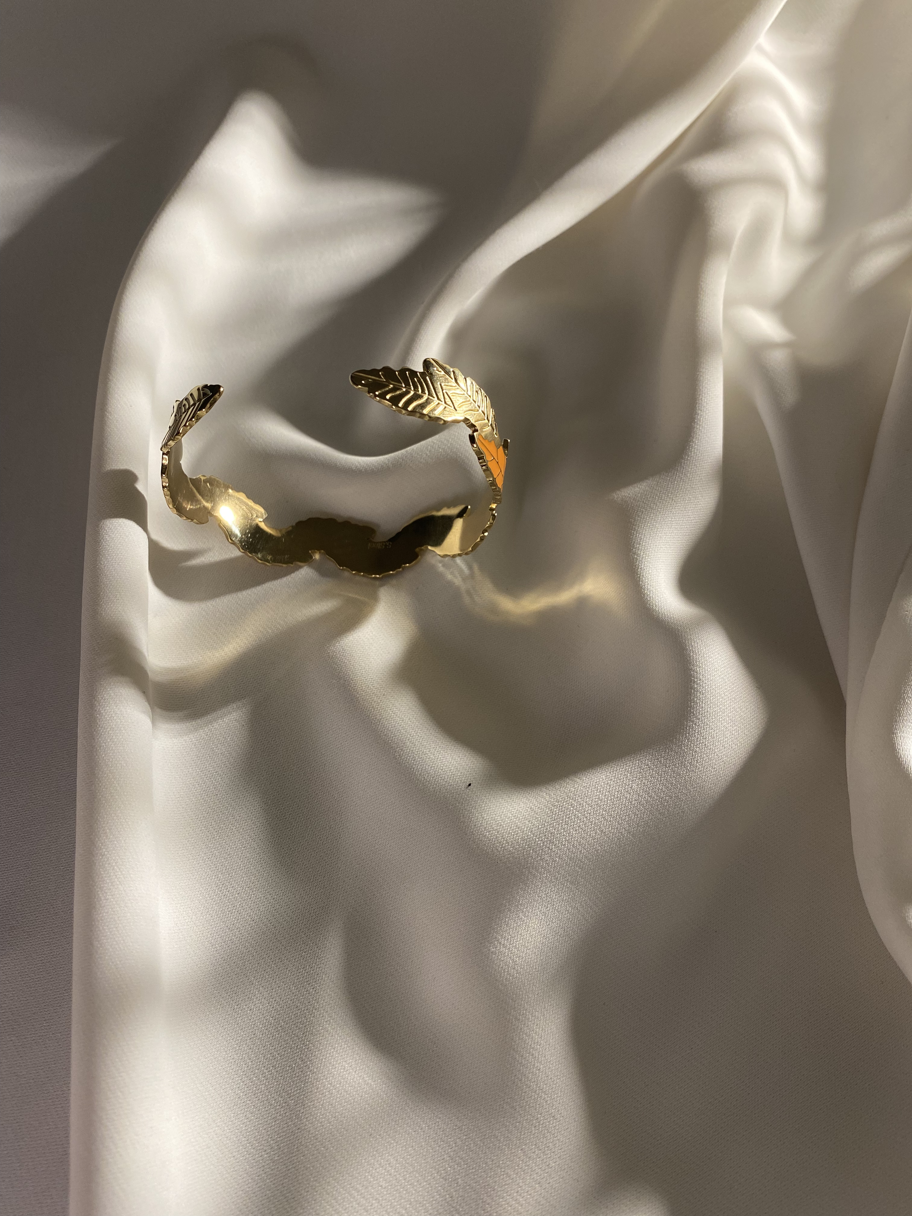 Pulseira folhas douradas