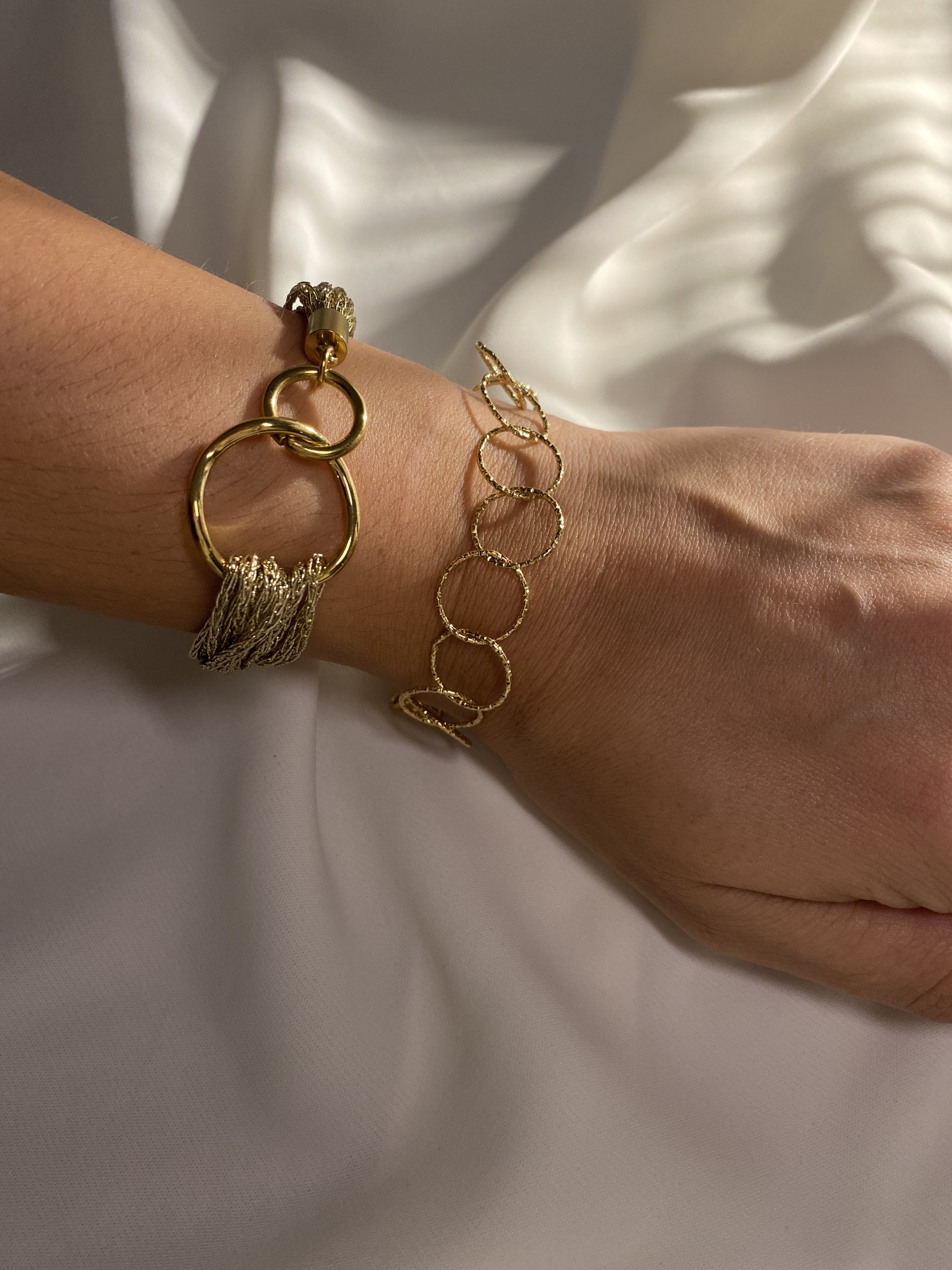 Pulseira dourada elegante