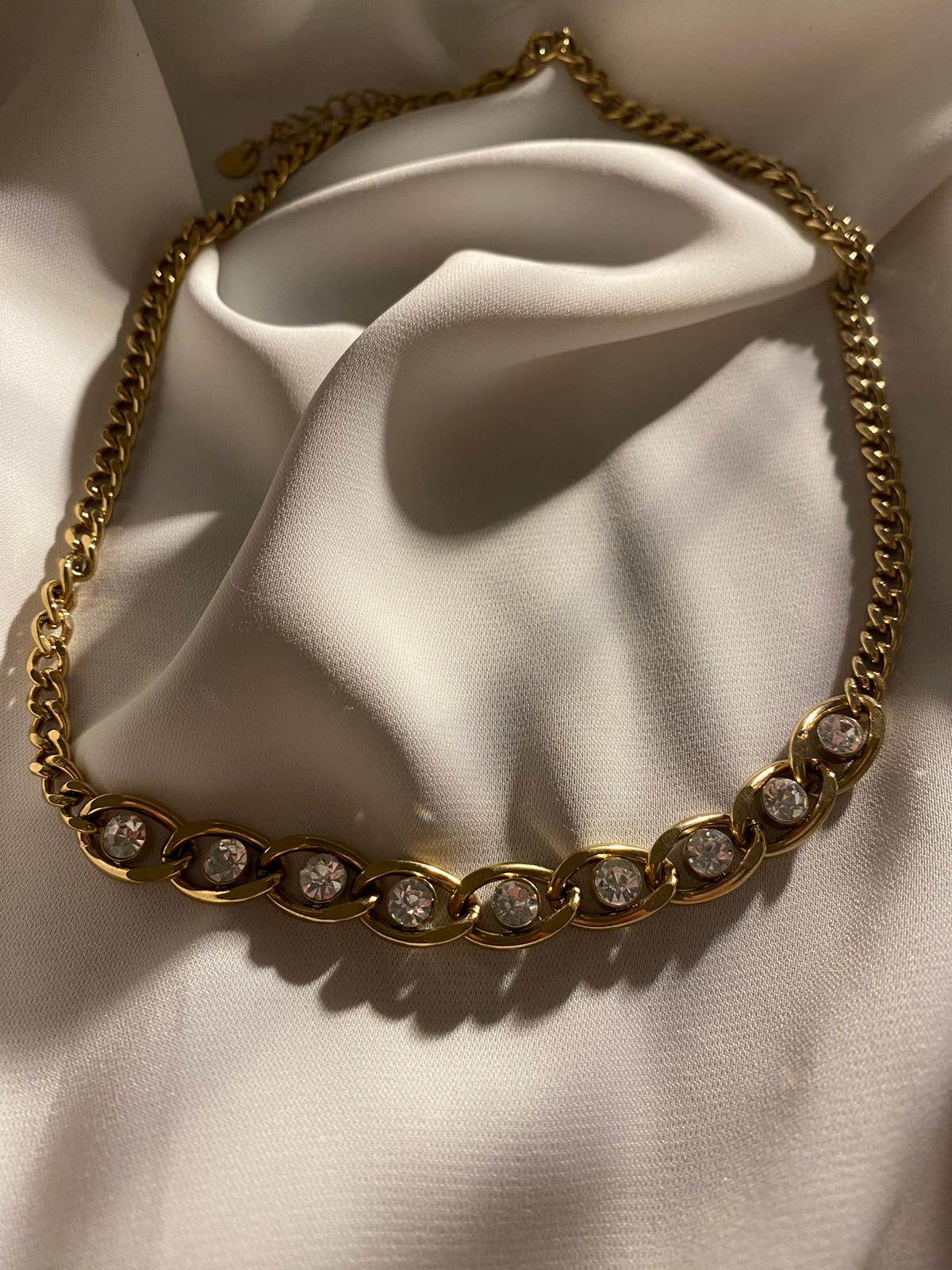 Colar dourado elegante