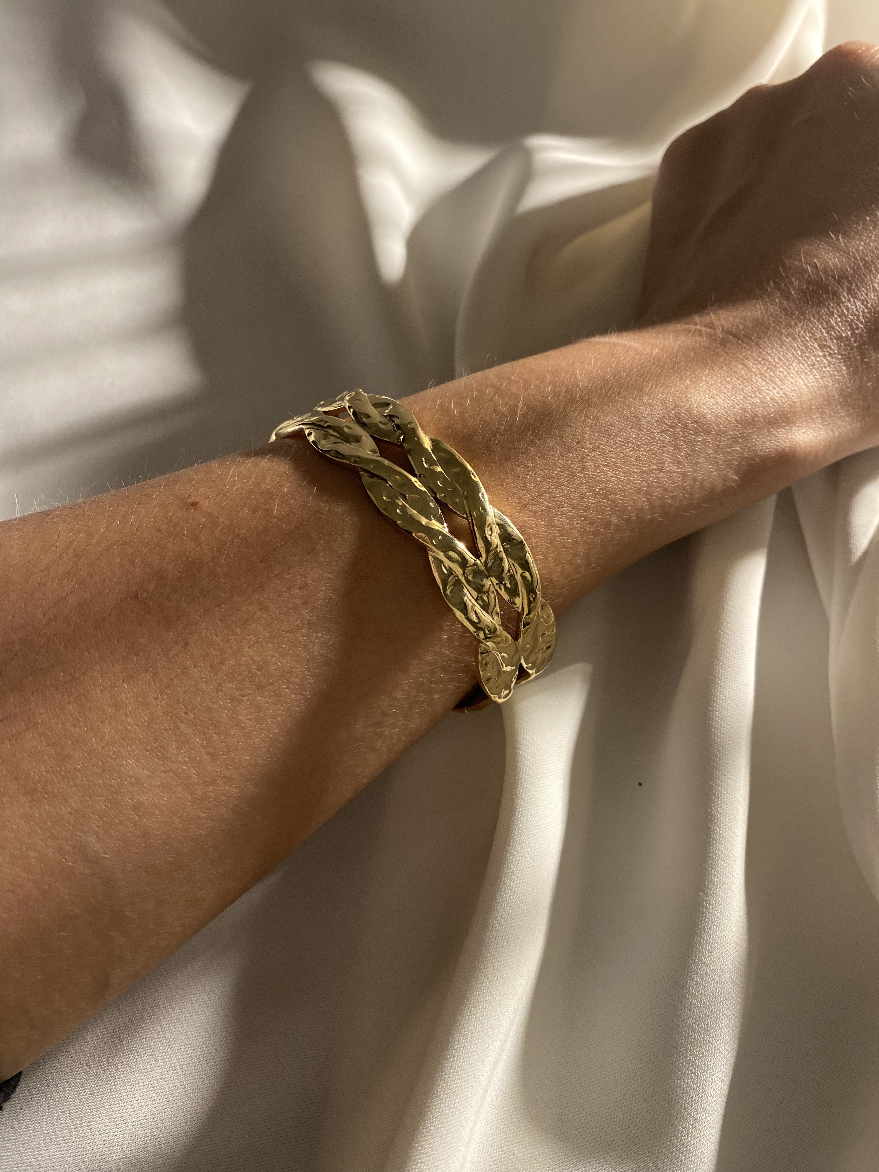 Pulseira dourada trançada