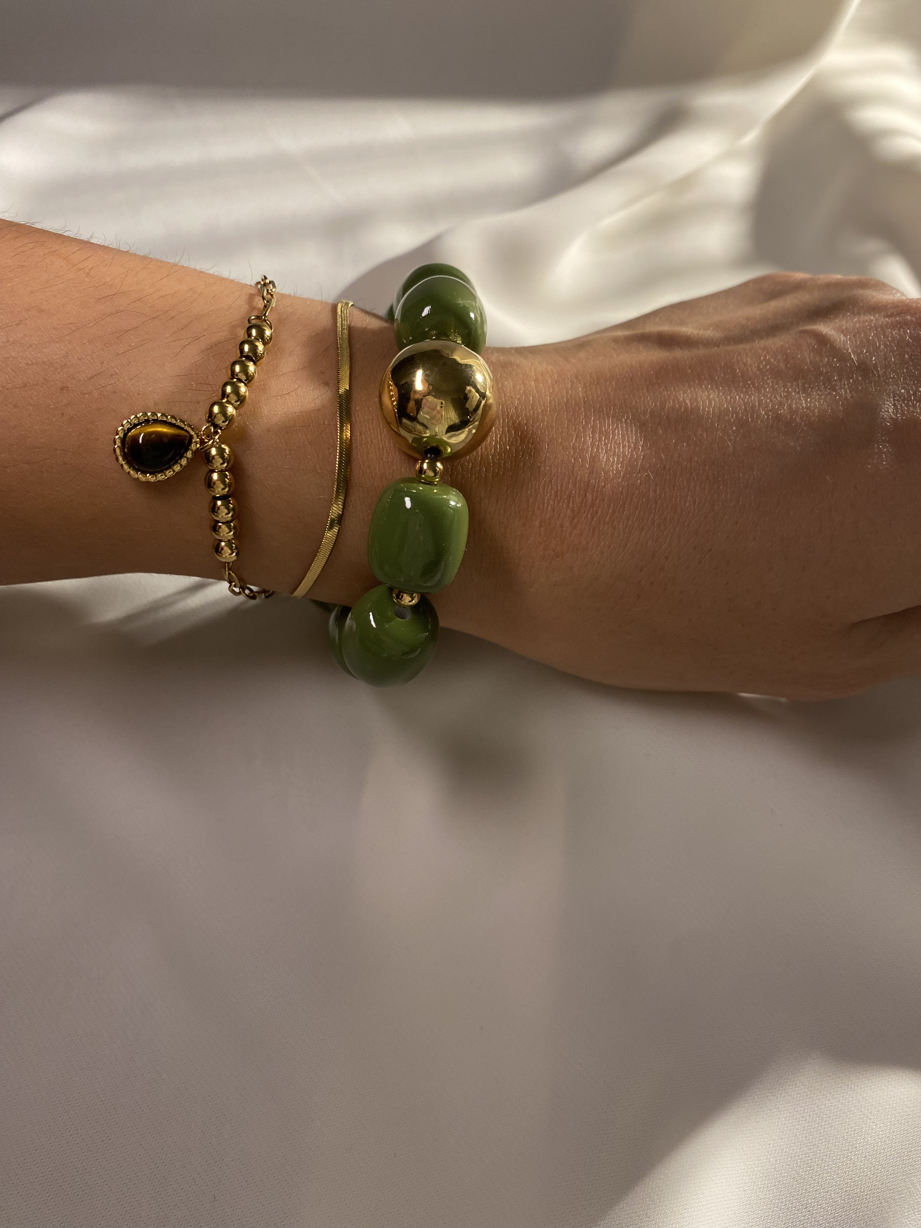 Pulseira dourada com pingente