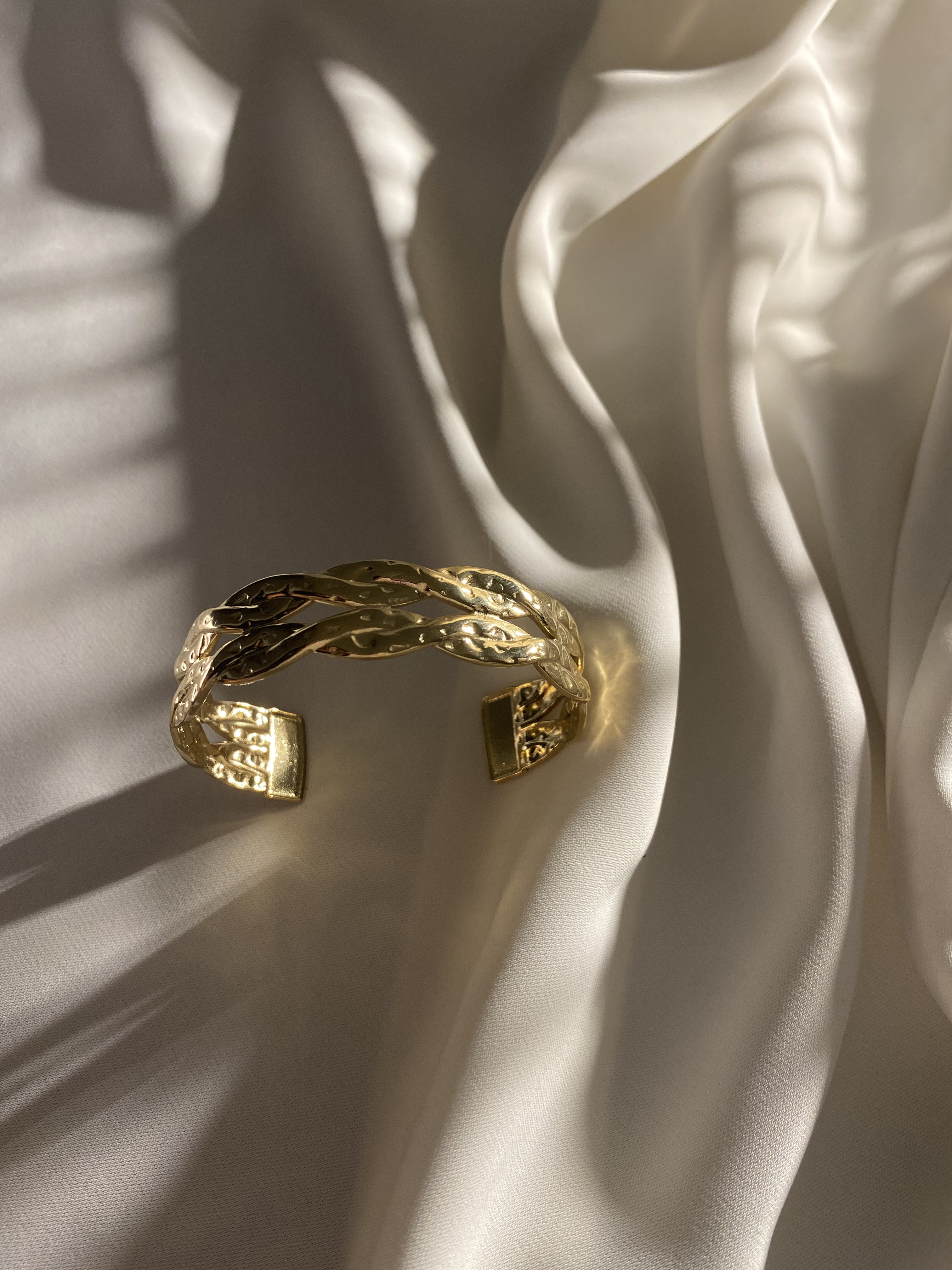 Pulseira dourada trançada