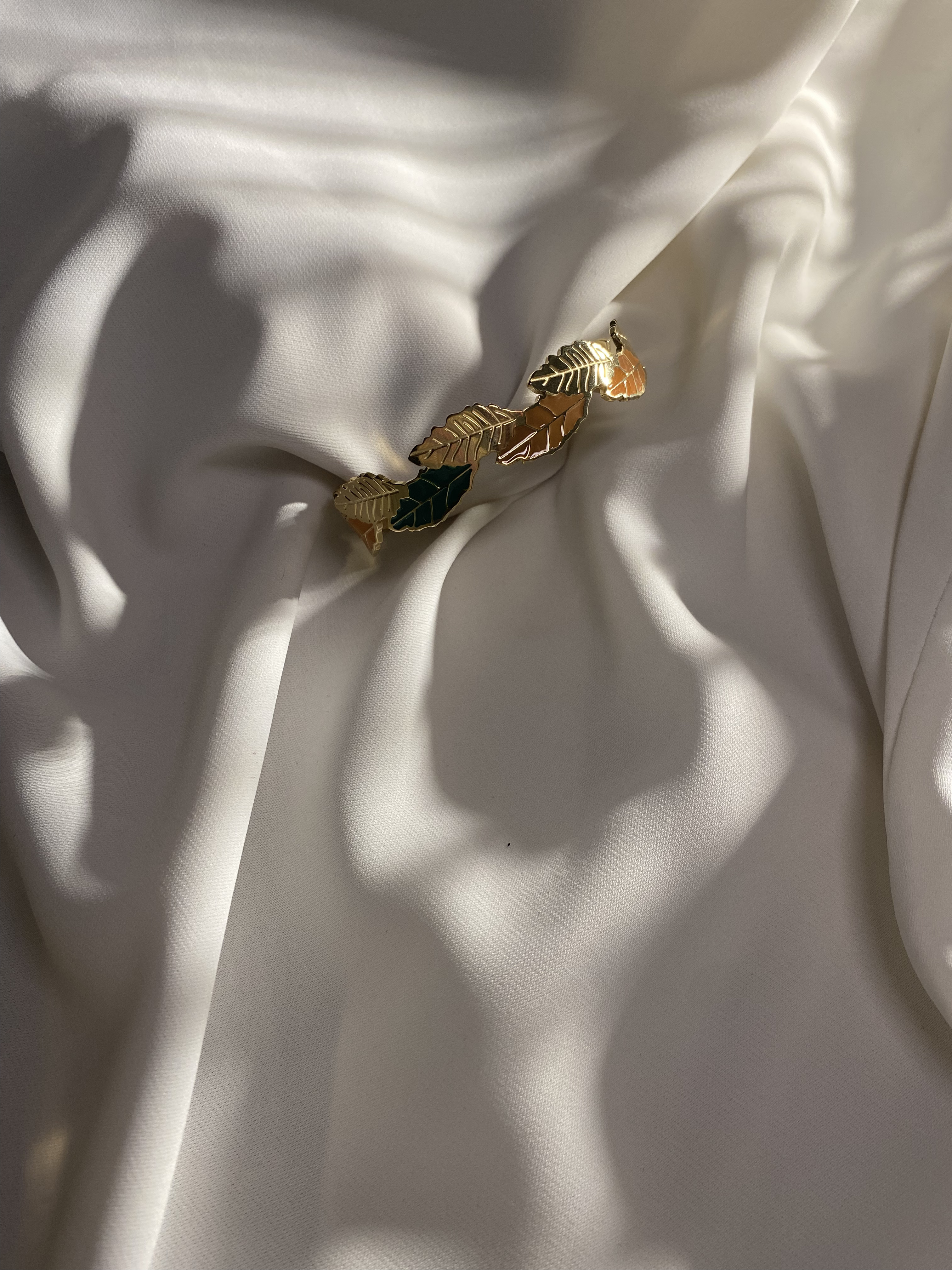 Pulseira folhas douradas