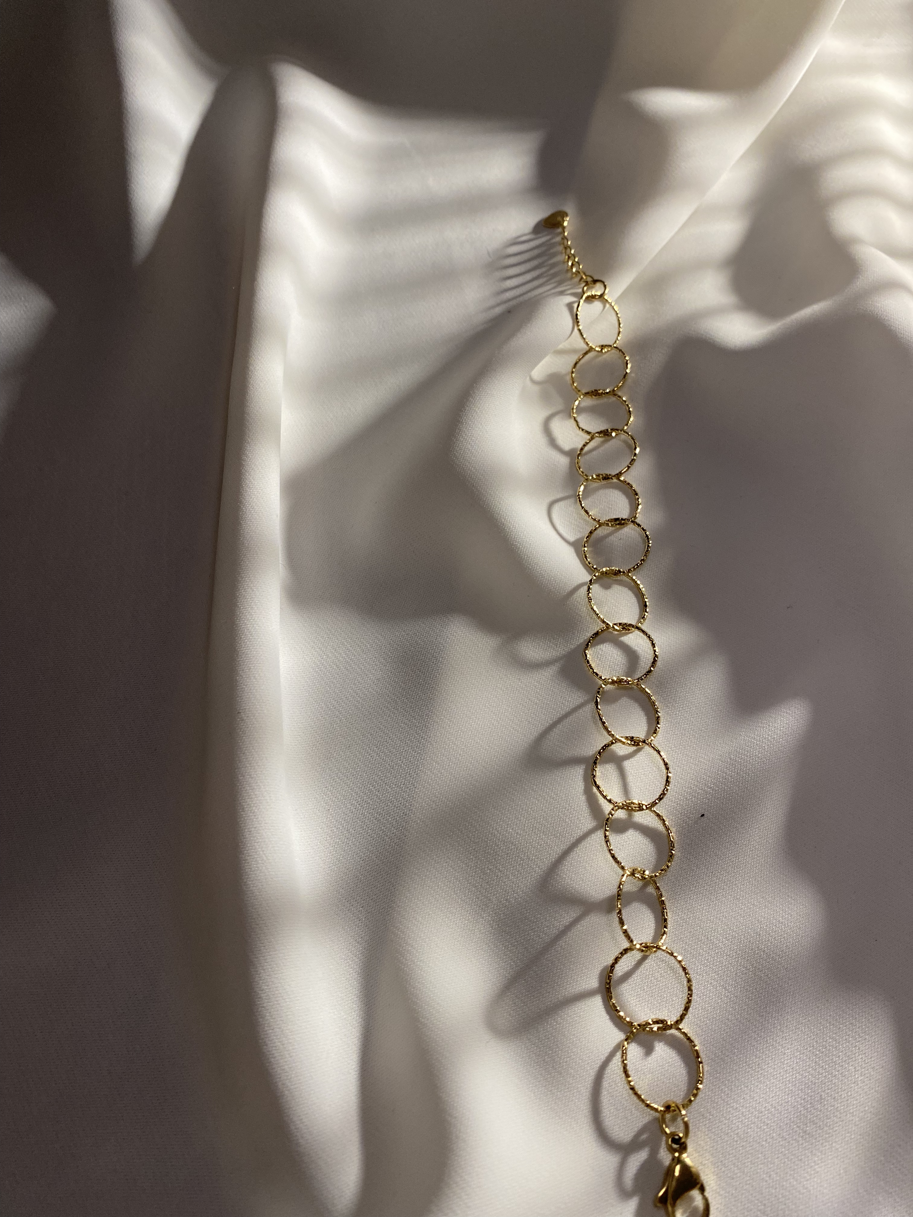 Pulseira de argolas douradas