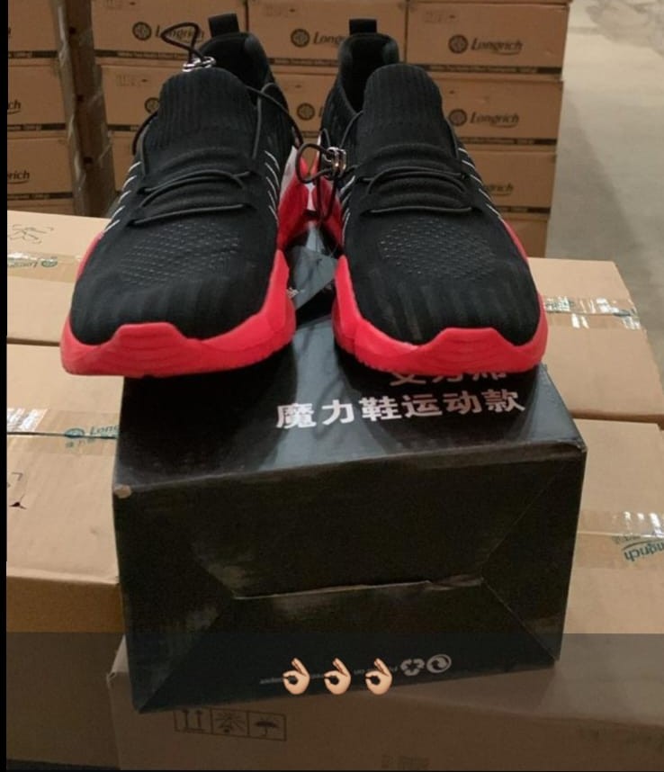 Tênis esportivos preto e vermelho