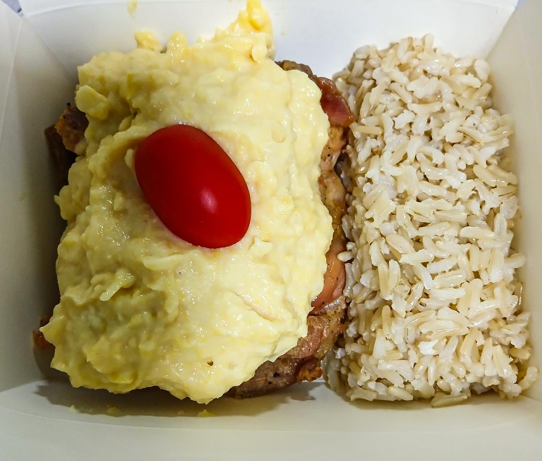 Sobrecoxa com creme de milho