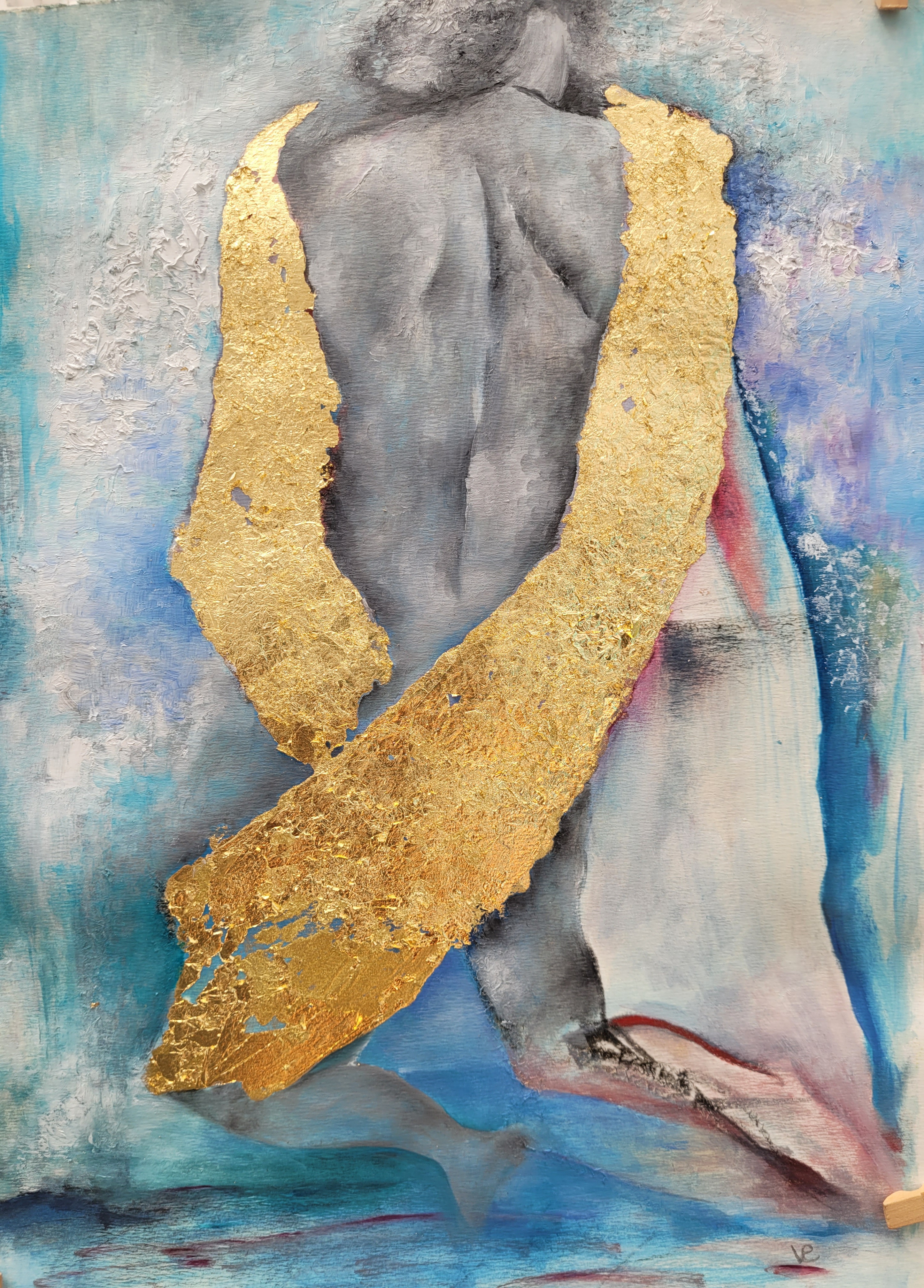 De espaldas al mundo, envuelta en tu tesoro