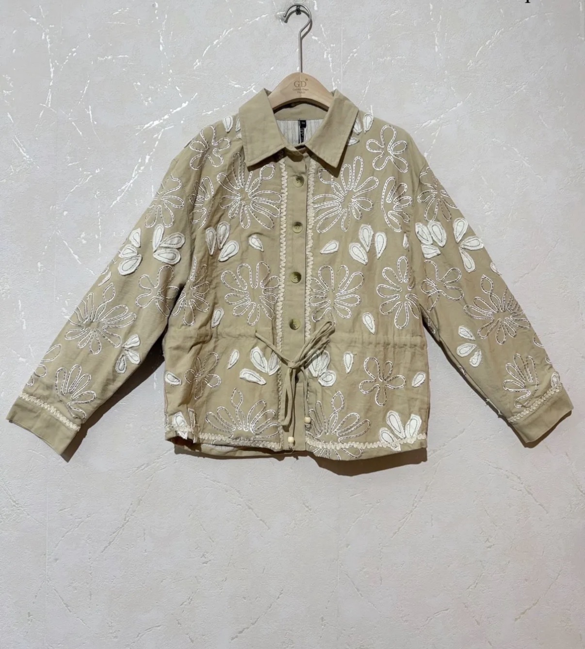 Veste beige à motifs floraux
