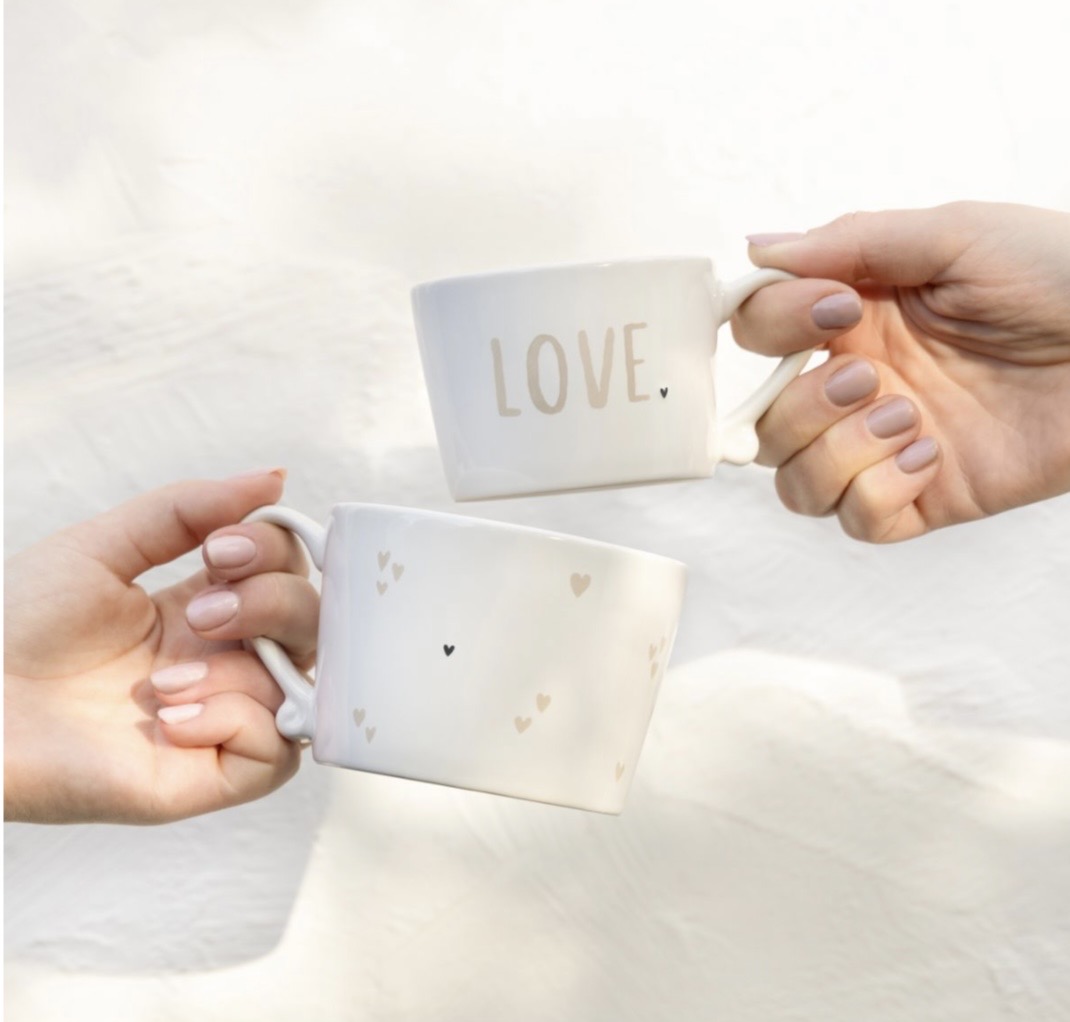 Tasse en céramique à cœurs