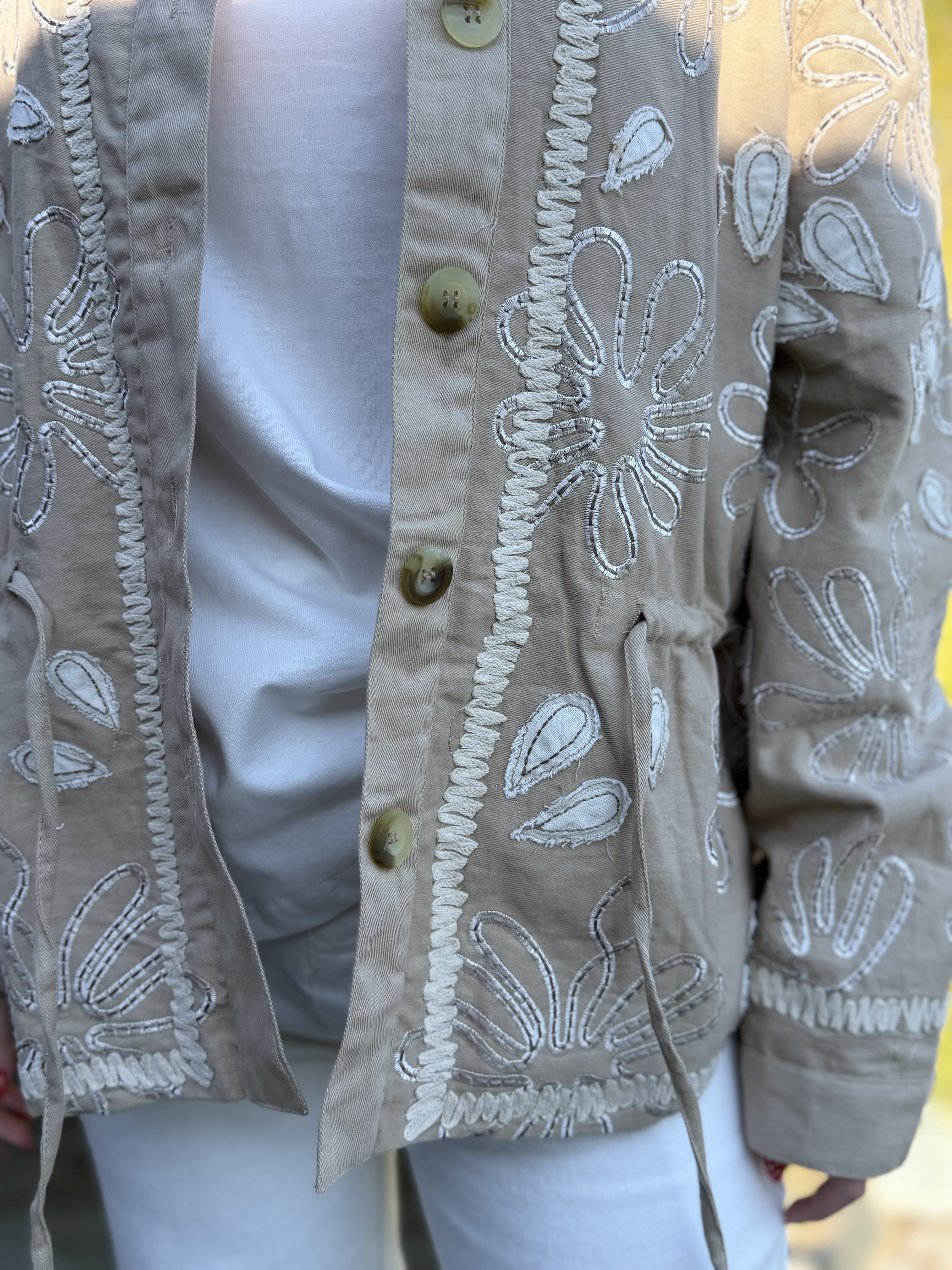 Veste beige à motifs floraux