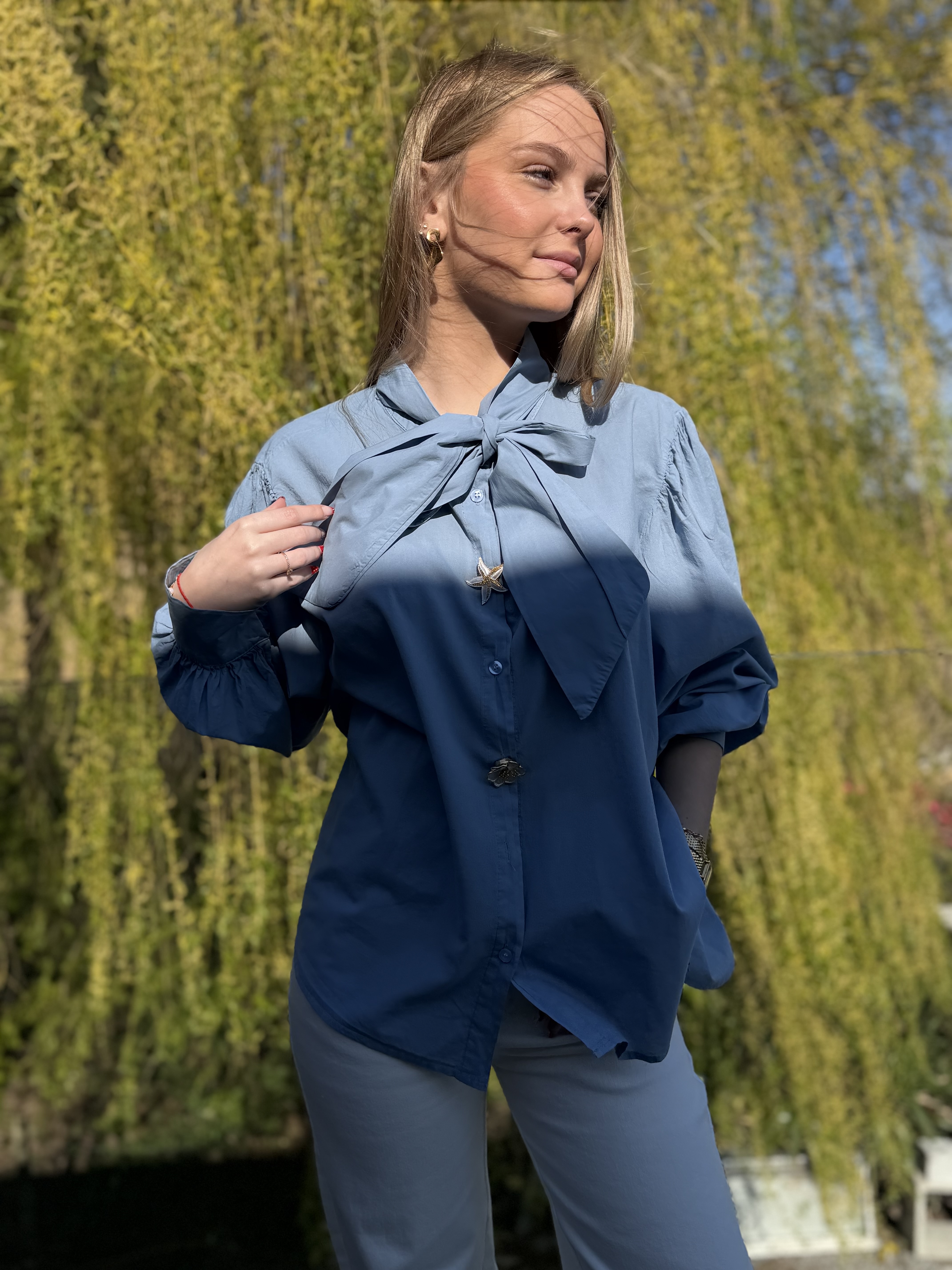 Chemise bleue col lavallière 