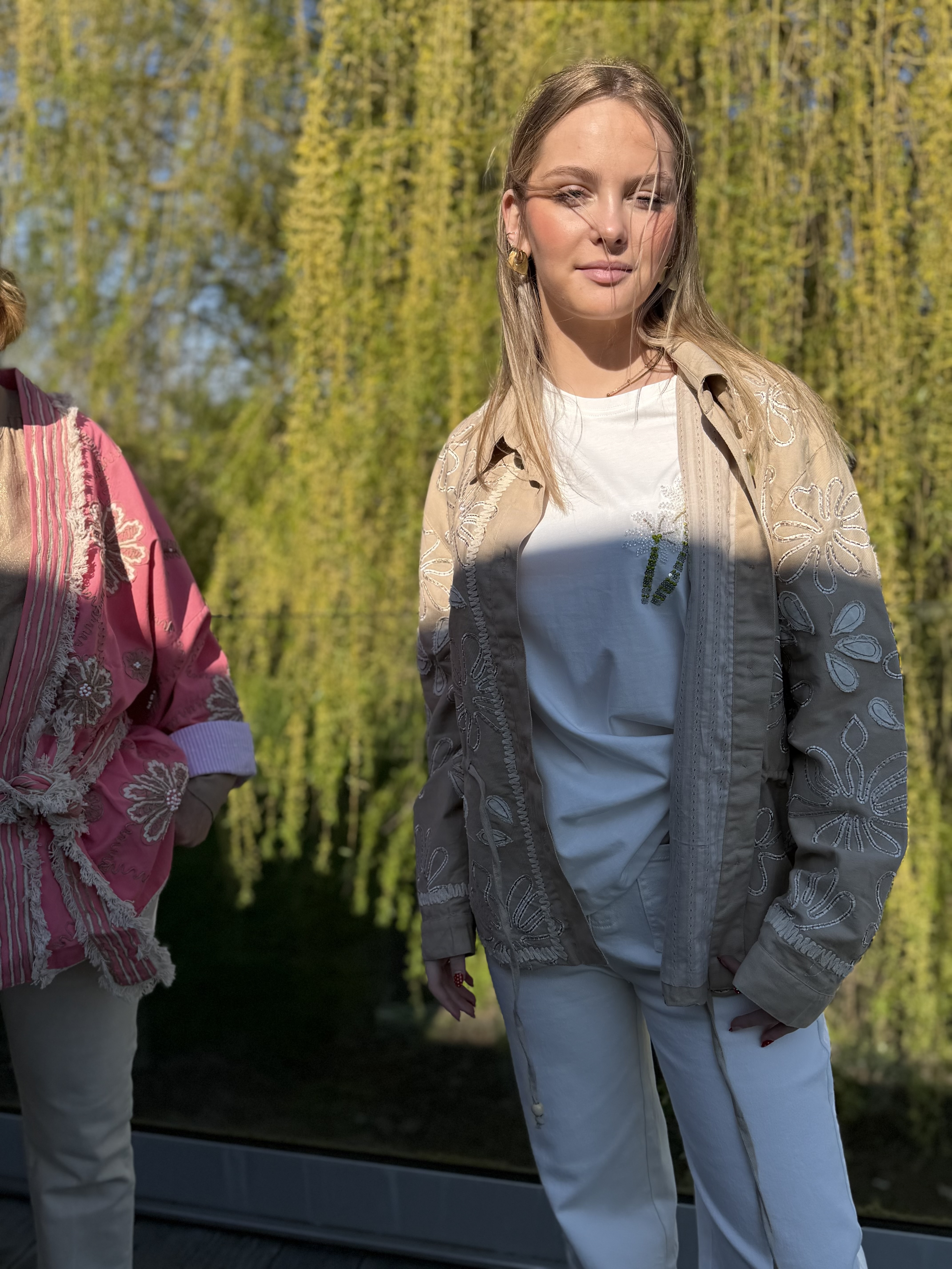 Veste beige à motifs floraux