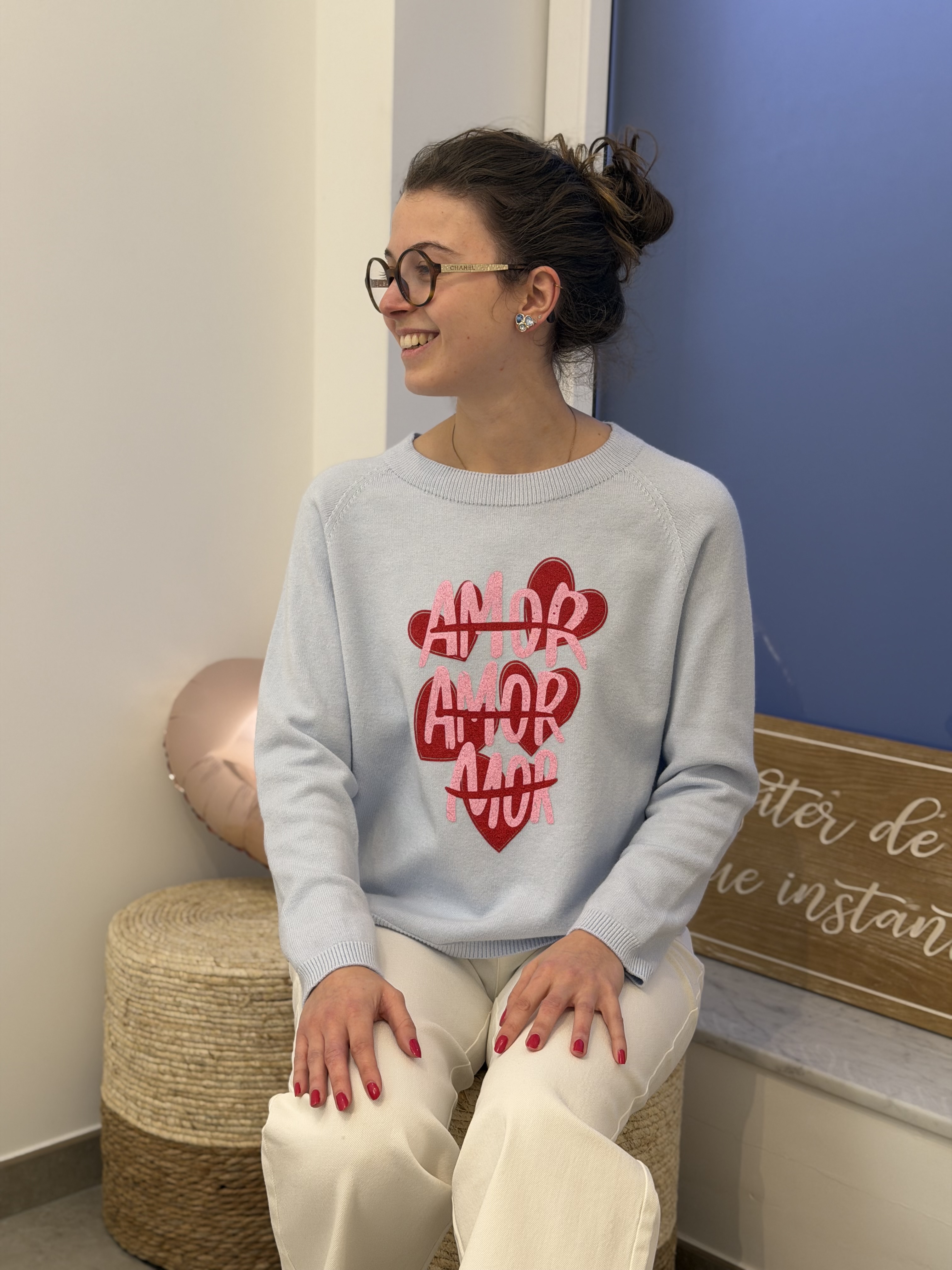 Pull bleu motif cœur rouge