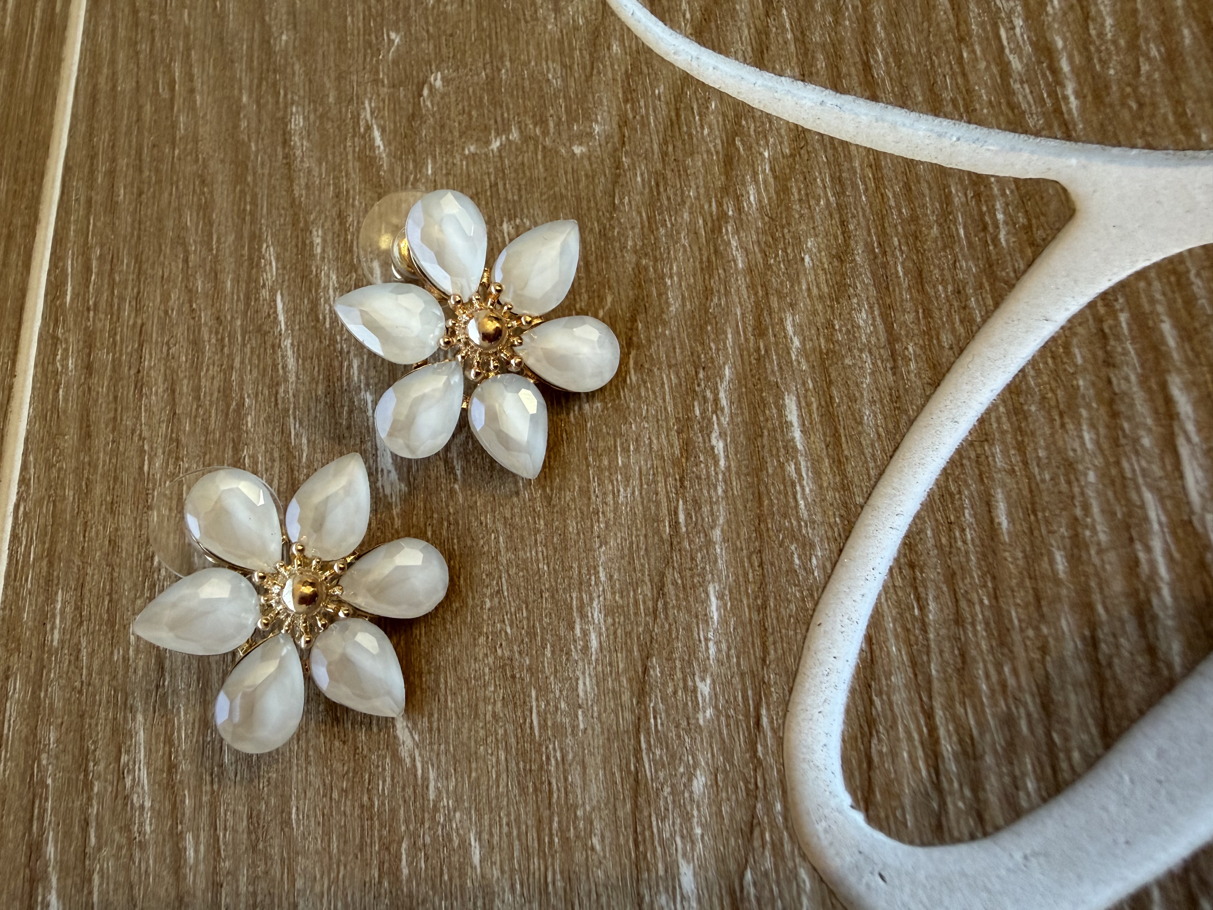 Boucles d’oreilles fleur nacrée