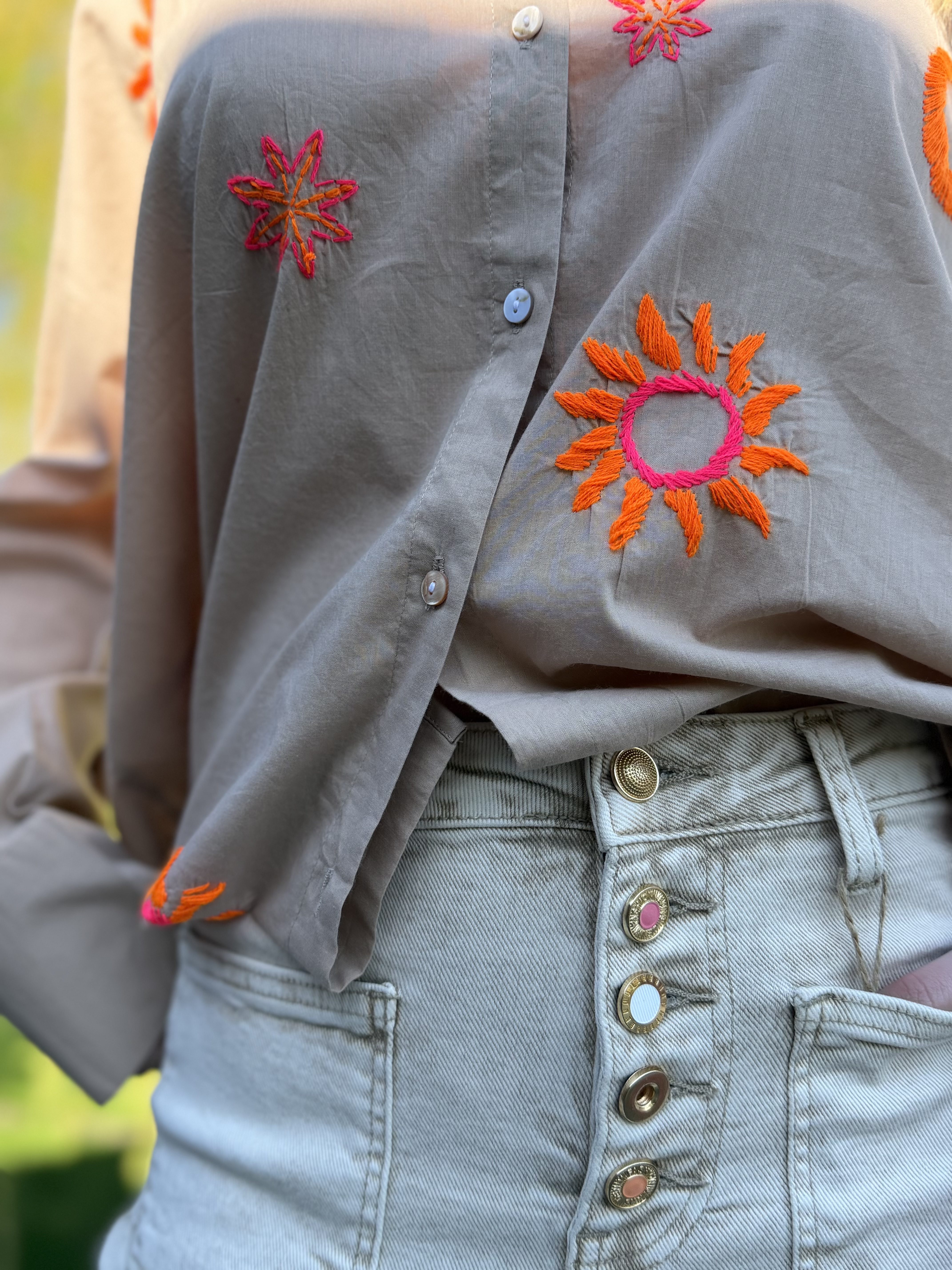 Chemise beige brodée 