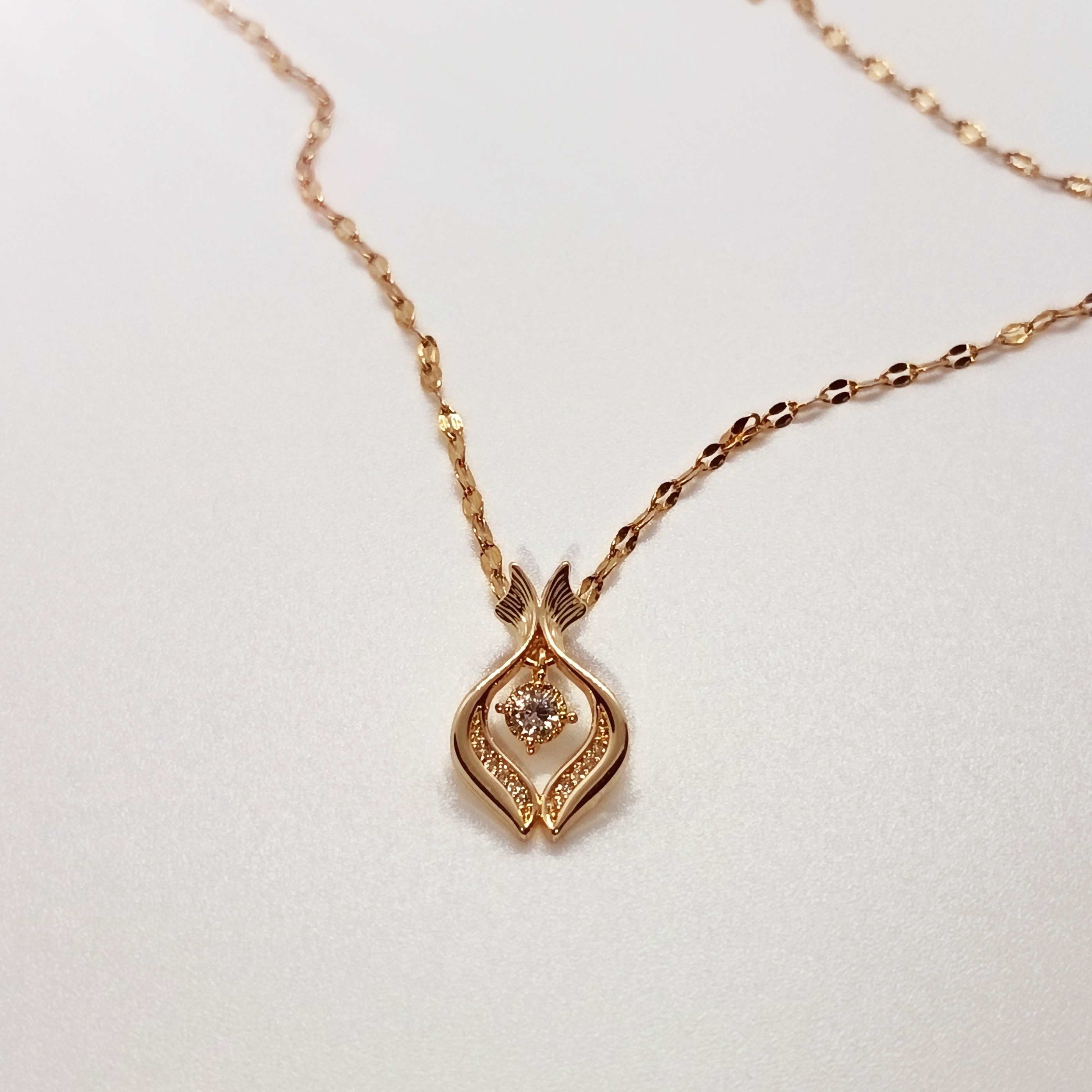 Elegant Gold Flower Necklace