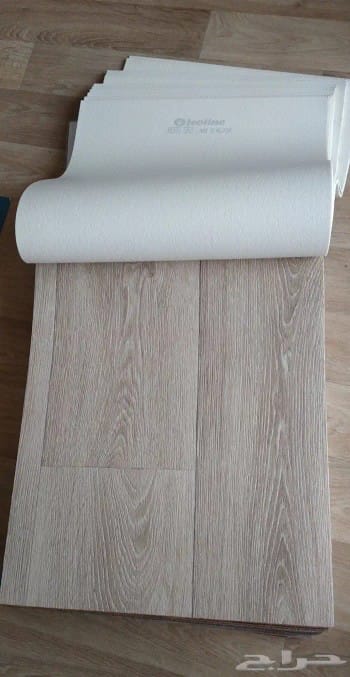 ورق جدران بشكل خشبي