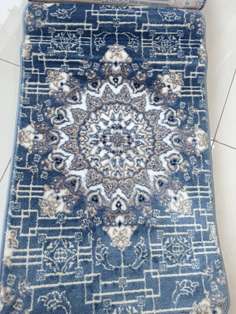 قالين مع نقوش شرقية