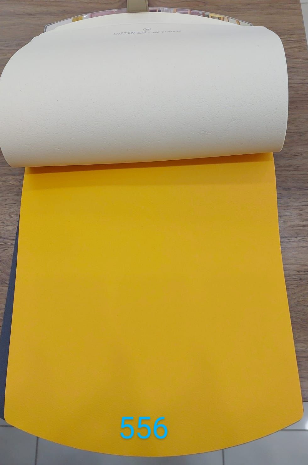 ورق ملون برتقالي