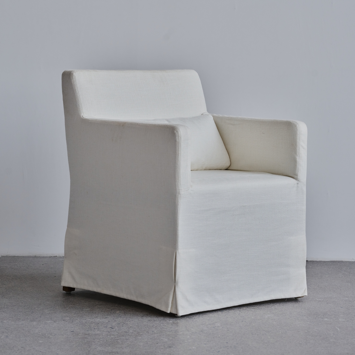 RH-112B/Kalen SHELTER ARM FABRIC DINING ARMCHAIR