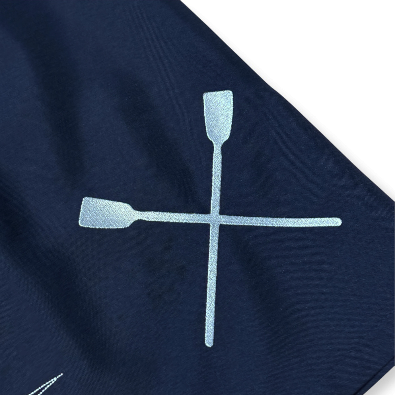 Mėlynas sijonas, siuvinėtas irklavimo motyvais