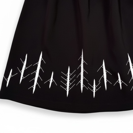 Juodas sijonas, siuvinėtas valčių piešiniu