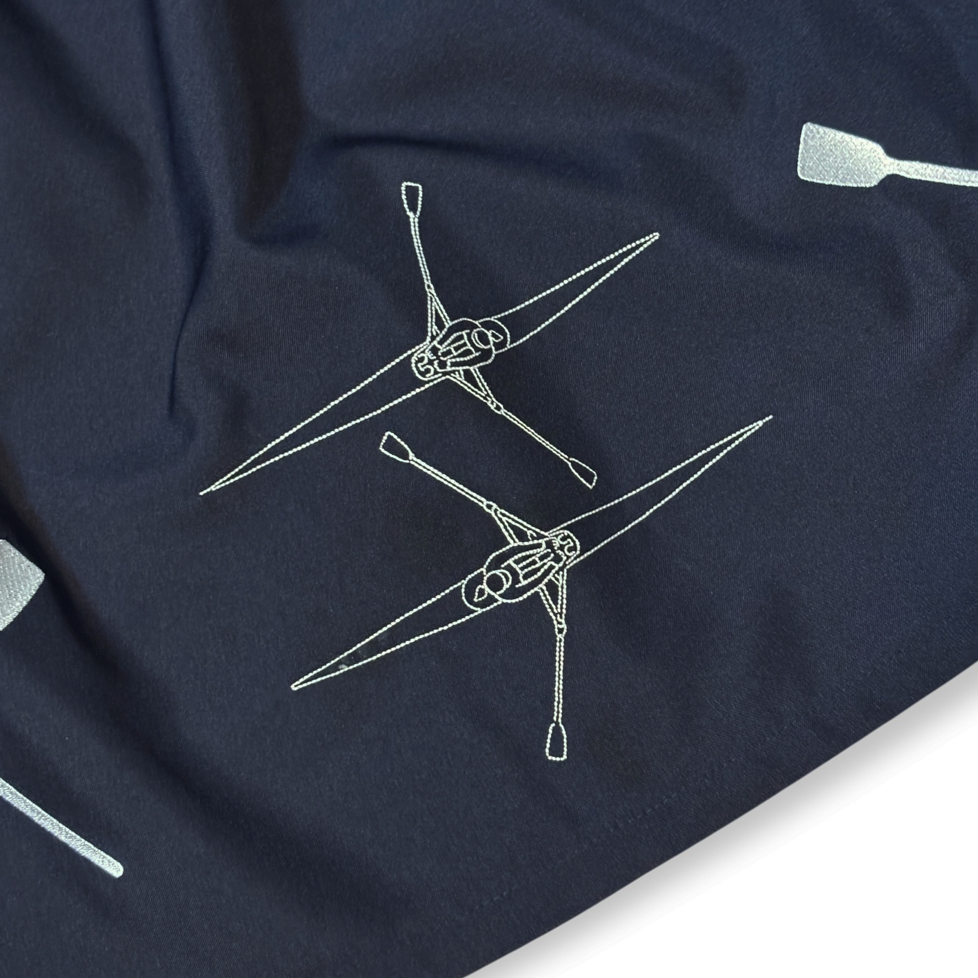 Mėlynas sijonas, siuvinėtas irklavimo motyvais