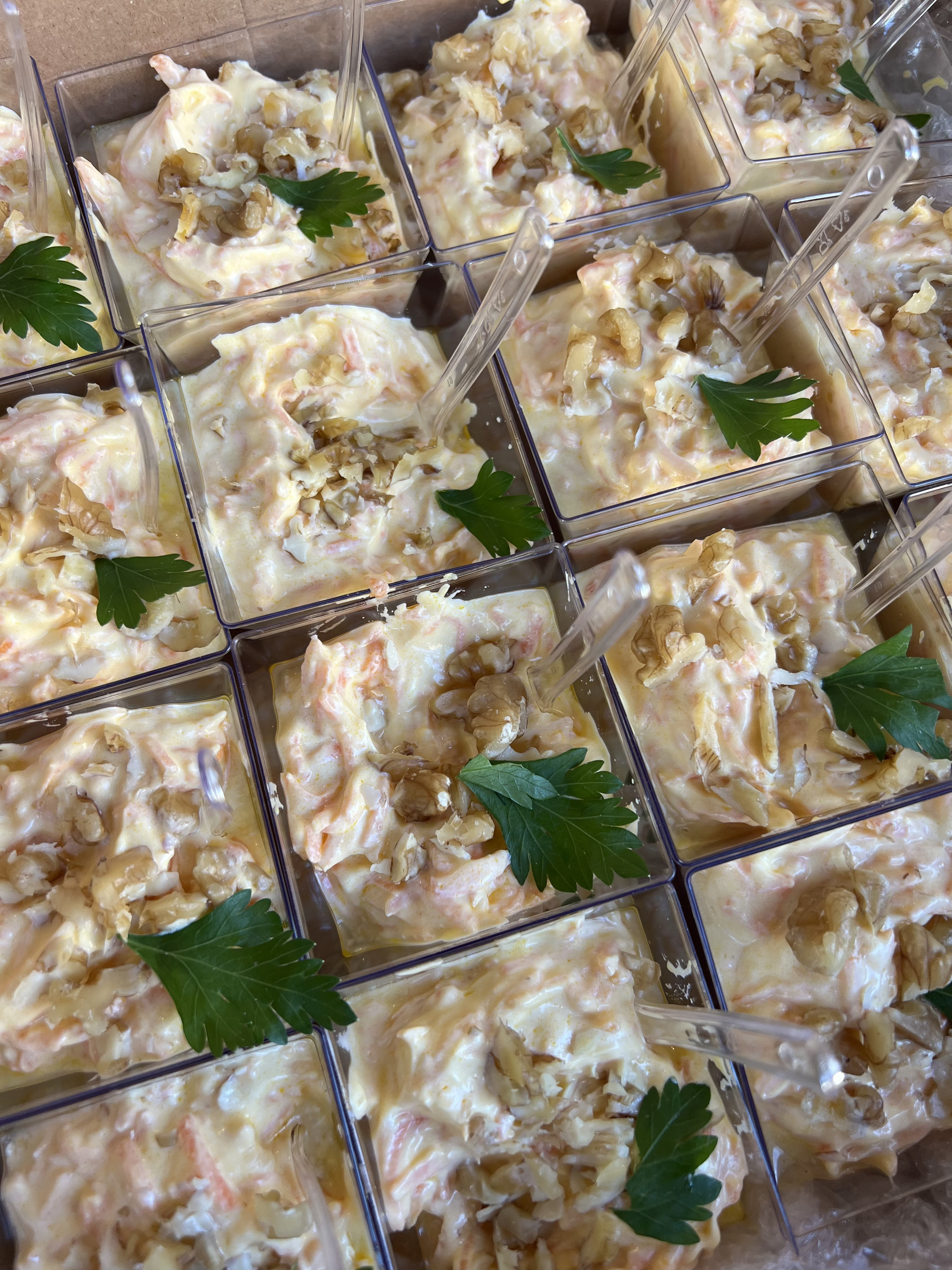 Havuçlu Cevizli Yoğurt Salatası