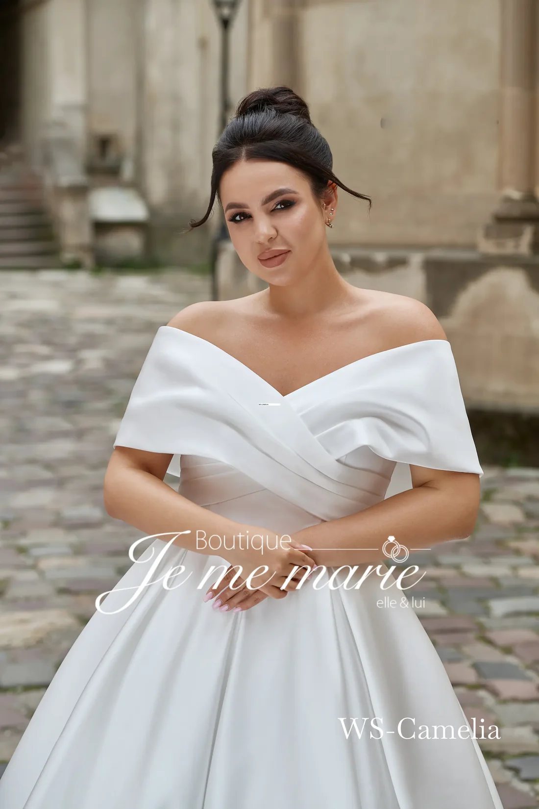 Élégante robe de mariée à épaules dénudées