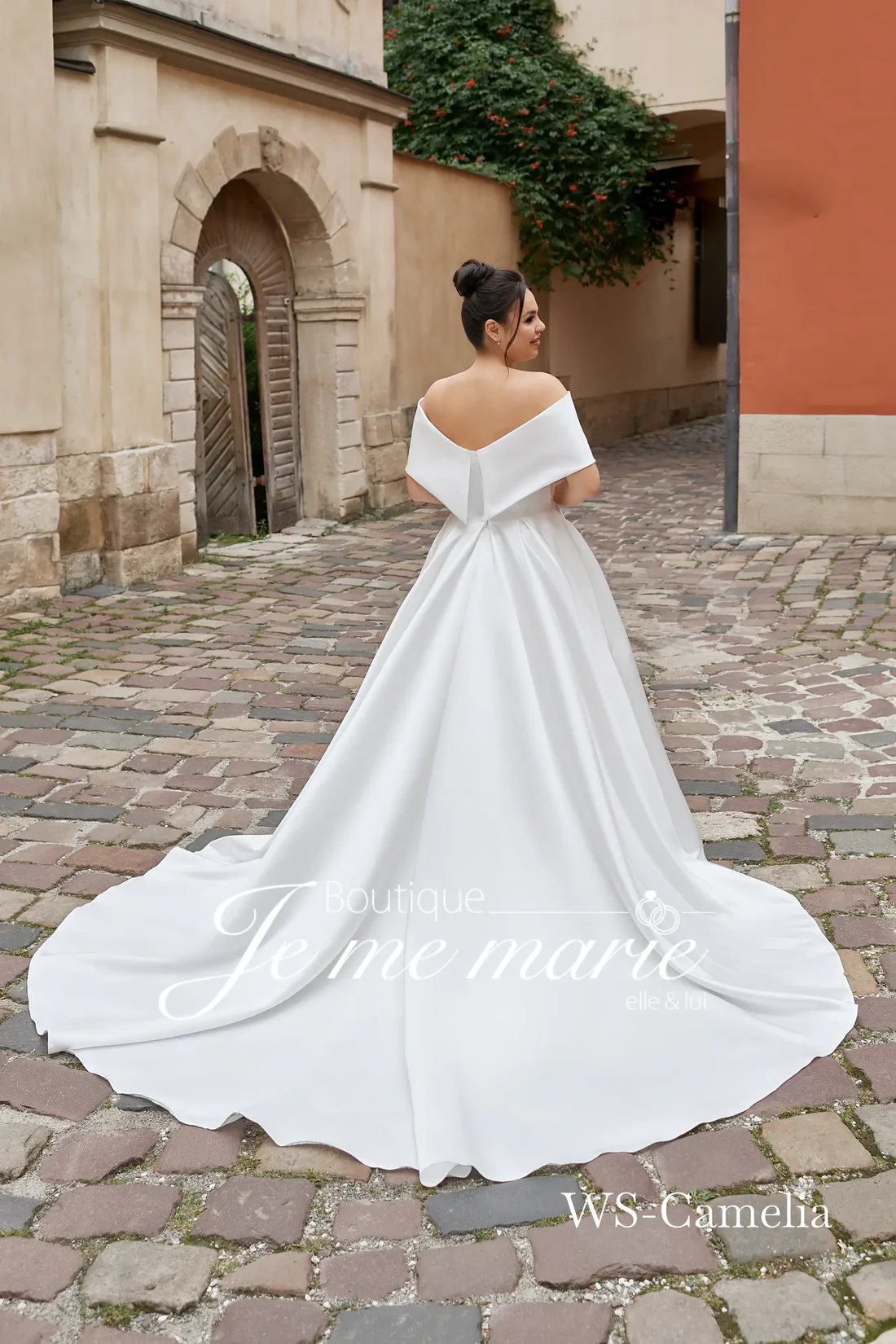 Élégante robe de mariée à épaules dénudées