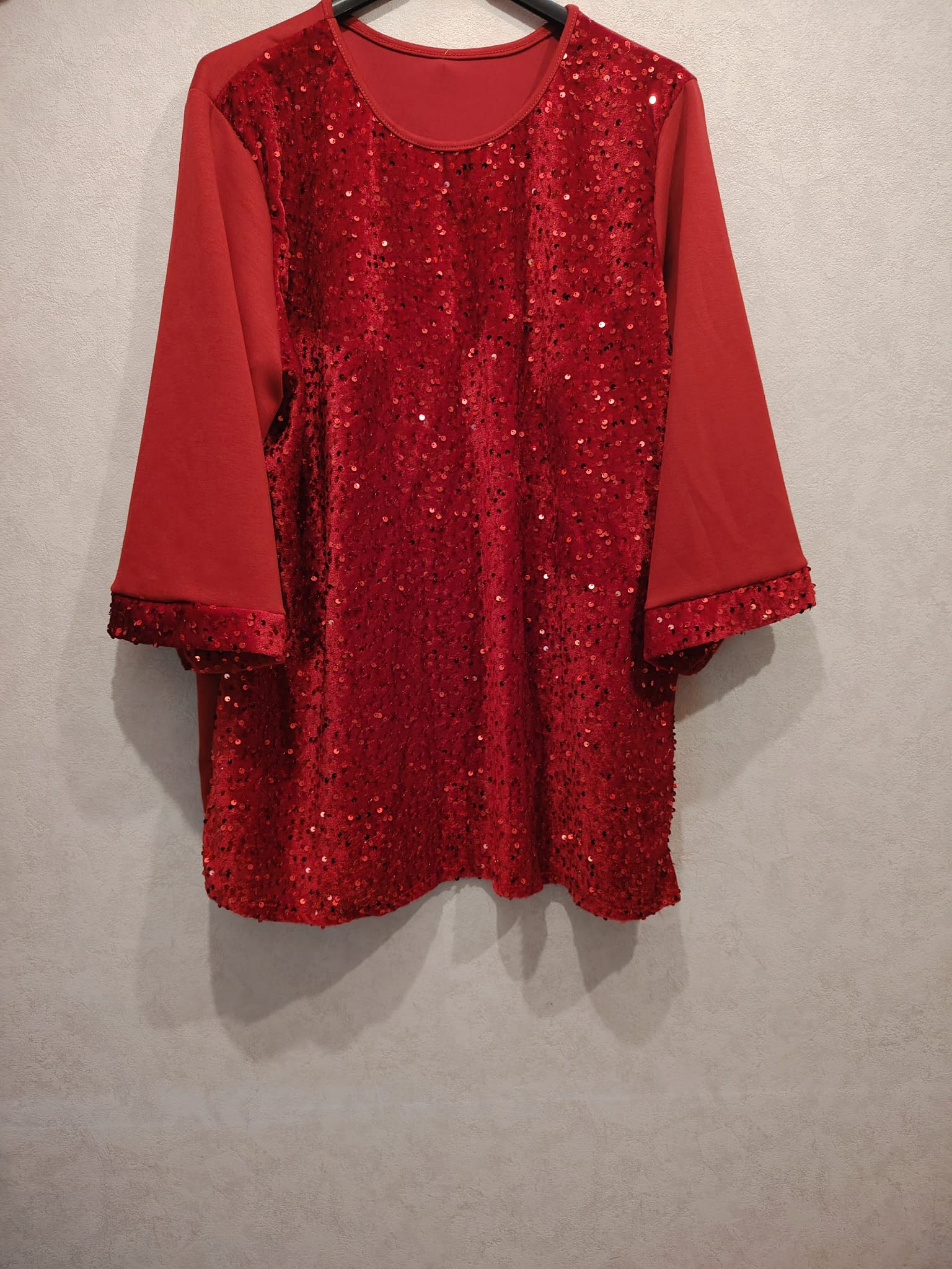 blouse rouge avec sequins