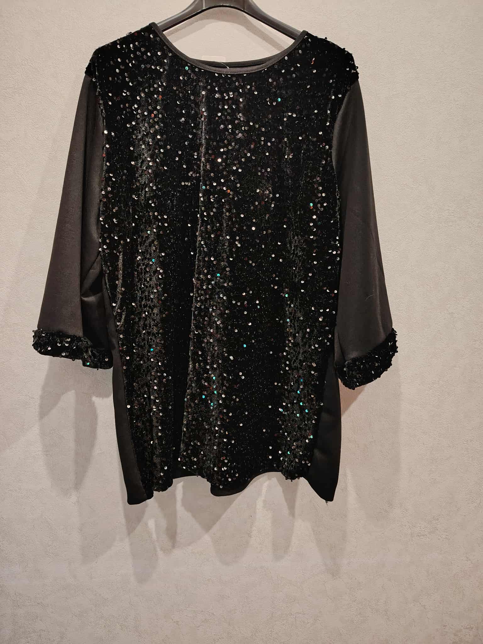 blouse noir avec sequins