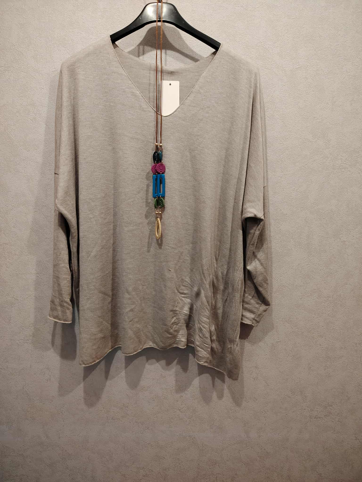 pull beige avec collier