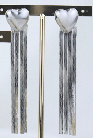 Aretes de Corazón con Flecos Plateados