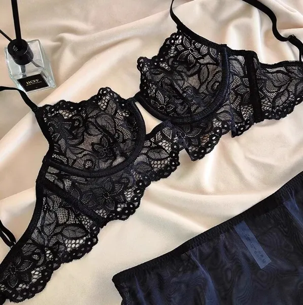 Completo reggiseno ultrasottile traforato in pizzo sexy Pure Desire