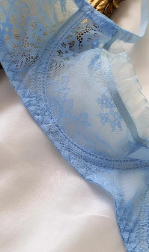 Completo tre pezzi in pizzo puro e seducente blu ghiaccio