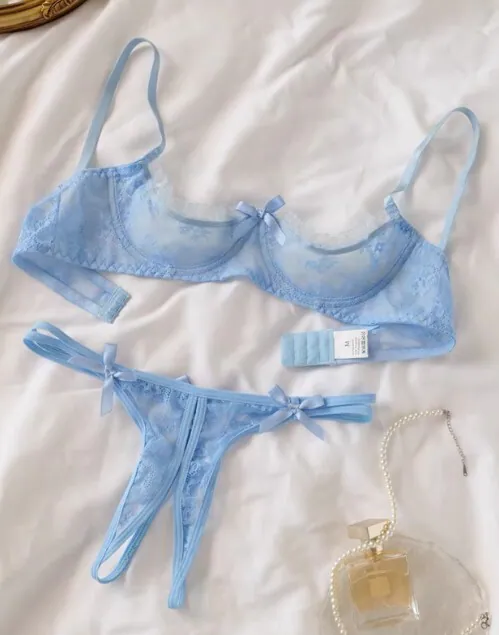 Completo tre pezzi in pizzo puro e seducente blu ghiaccio