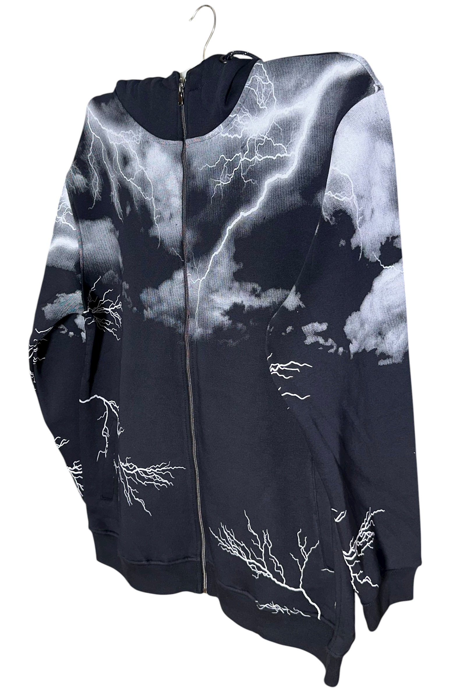 Juodas džemperis su žaibų raštu