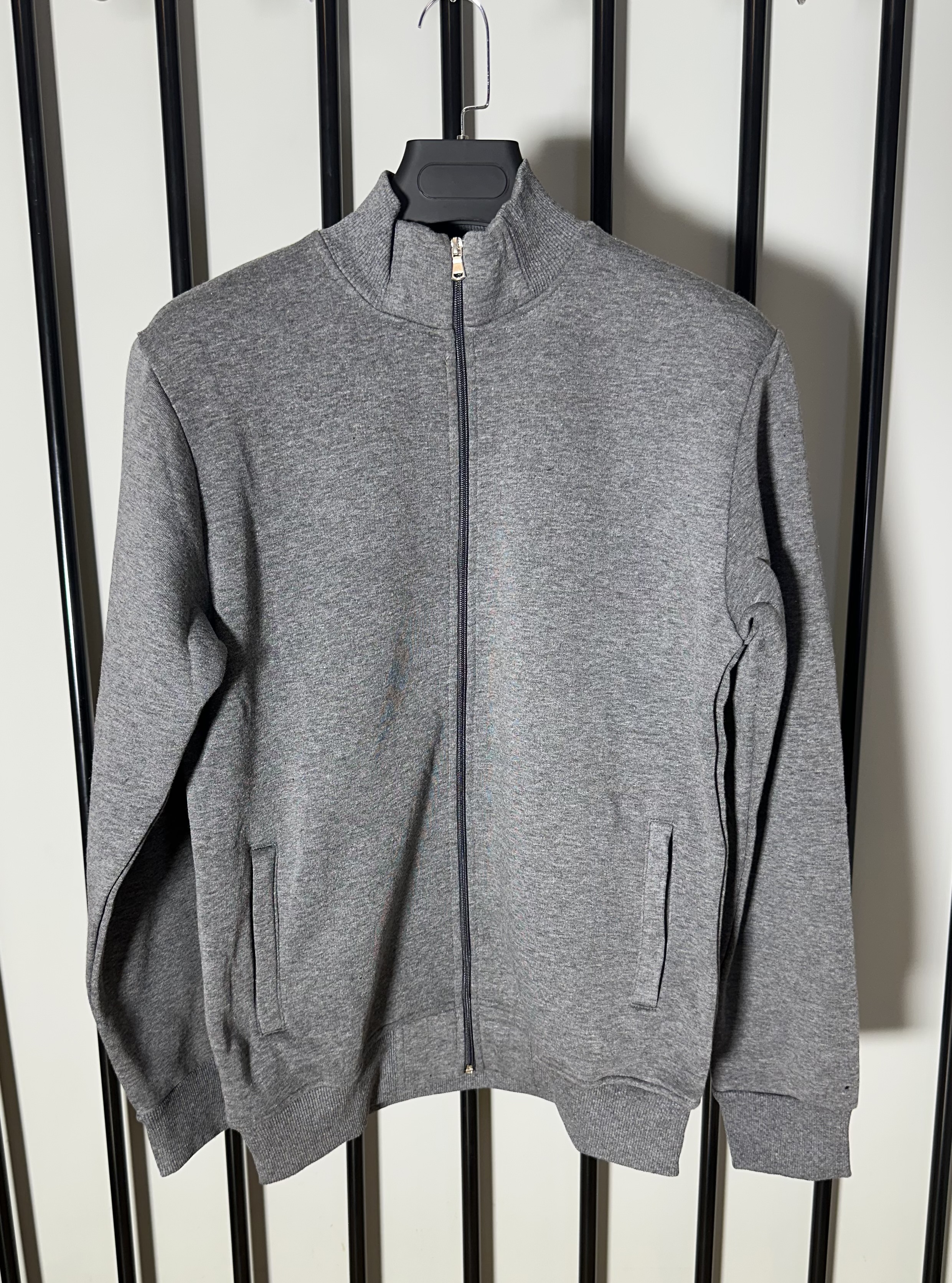 Pilka džemperis su užtrauktuku
